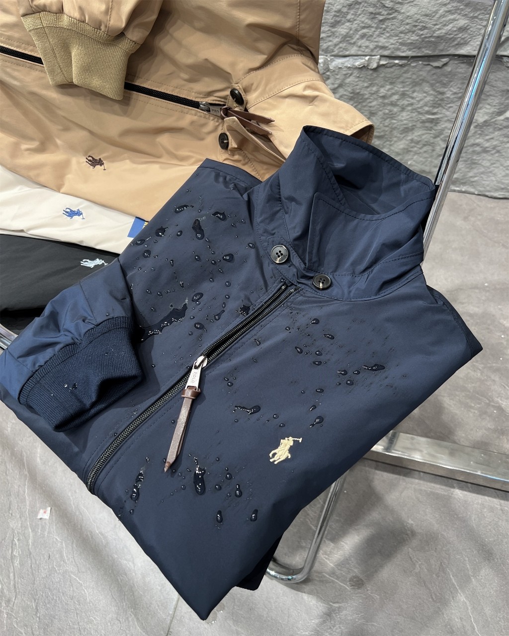 💰185 
官方一比一复刻，经典四色齐发
 Ralph Lauren拉夫劳伦夹克刺绣小马外套老钱风老干部风哈林顿外套
正确版本 顶级复刻
内里采用苏格兰式面料，加上他们家经典的卡其色-三大元素加持经典的老干部版型，今年妥妥大爆款。
这个硬度刚刚好不是那种硬邦邦的!!这就是今年的升级反而我觉得更加好穿了
胸前的刺绣采用日本田岛机器保证刺绣精致立体也就是我说的和市面上的不同
关于做工版型版型属于宽松版男生女生都可以!!外套可能穿的时间更久，春游秋季出行
复古永不过时

颜色：卡其色  藏青色 黑色  杏白色
尺码：S～XXL
       衣长   胸围   肩宽    袖长    袖口
S      64     114      50      63        17
M     66     118      51      64        18
L      68      122      52     65         19
XL    70      126      54     66         20
XXL  72      130      55     67         21