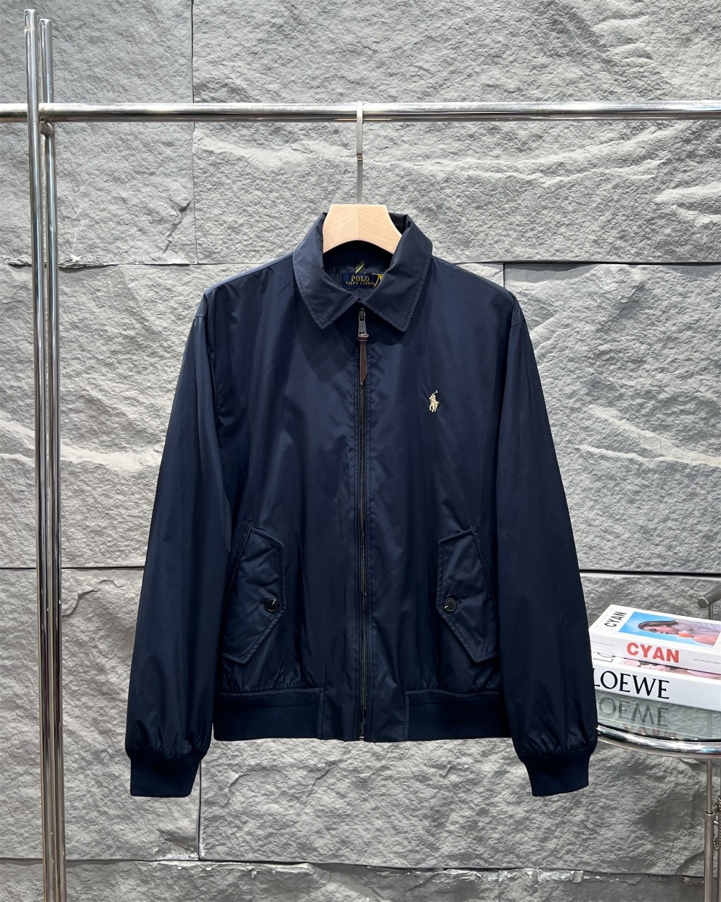 💰185 
官方一比一复刻，经典四色齐发
 Ralph Lauren拉夫劳伦夹克刺绣小马外套老钱风老干部风哈林顿外套
正确版本 顶级复刻
内里采用苏格兰式面料，加上他们家经典的卡其色-三大元素加持经典的老干部版型，今年妥妥大爆款。
这个硬度刚刚好不是那种硬邦邦的!!这就是今年的升级反而我觉得更加好穿了
胸前的刺绣采用日本田岛机器保证刺绣精致立体也就是我说的和市面上的不同
关于做工版型版型属于宽松版男生女生都可以!!外套可能穿的时间更久，春游秋季出行
复古永不过时

颜色：卡其色  藏青色 黑色  杏白色
尺码：S～XXL
       衣长   胸围   肩宽    袖长    袖口
S      64     114      50      63        17
M     66     118      51      64        18
L      68      122      52     65         19
XL    70      126      54     66         20
XXL  72      130      55     67         21