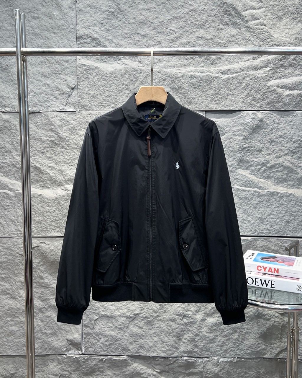 💰185 
官方一比一复刻，经典四色齐发
 Ralph Lauren拉夫劳伦夹克刺绣小马外套老钱风老干部风哈林顿外套
正确版本 顶级复刻
内里采用苏格兰式面料，加上他们家经典的卡其色-三大元素加持经典的老干部版型，今年妥妥大爆款。
这个硬度刚刚好不是那种硬邦邦的!!这就是今年的升级反而我觉得更加好穿了
胸前的刺绣采用日本田岛机器保证刺绣精致立体也就是我说的和市面上的不同
关于做工版型版型属于宽松版男生女生都可以!!外套可能穿的时间更久，春游秋季出行
复古永不过时

颜色：卡其色  藏青色 黑色  杏白色
尺码：S～XXL
       衣长   胸围   肩宽    袖长    袖口
S      64     114      50      63        17
M     66     118      51      64        18
L      68      122      52     65         19
XL    70      126      54     66         20
XXL  72      130      55     67         21