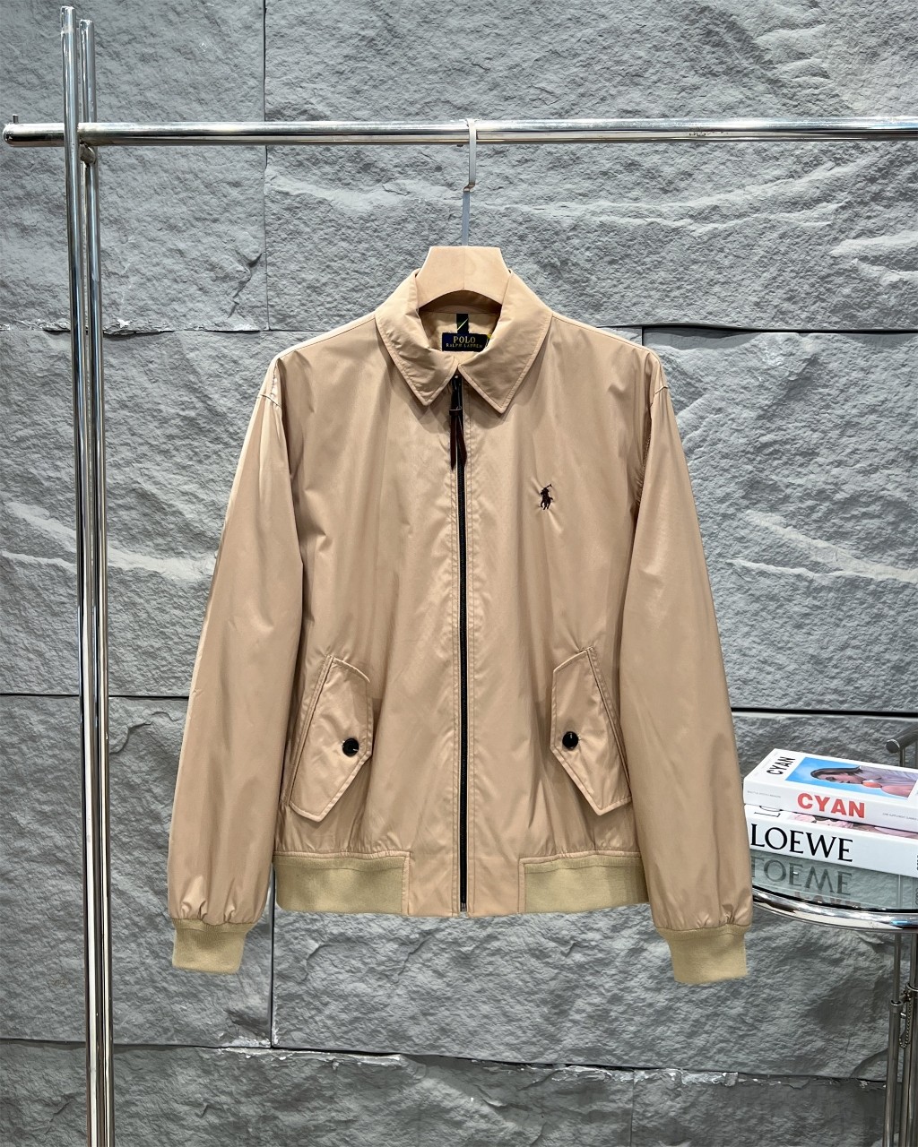 💰185 
官方一比一复刻，经典四色齐发
 Ralph Lauren拉夫劳伦夹克刺绣小马外套老钱风老干部风哈林顿外套
正确版本 顶级复刻
内里采用苏格兰式面料，加上他们家经典的卡其色-三大元素加持经典的老干部版型，今年妥妥大爆款。
这个硬度刚刚好不是那种硬邦邦的!!这就是今年的升级反而我觉得更加好穿了
胸前的刺绣采用日本田岛机器保证刺绣精致立体也就是我说的和市面上的不同
关于做工版型版型属于宽松版男生女生都可以!!外套可能穿的时间更久，春游秋季出行
复古永不过时

颜色：卡其色  藏青色 黑色  杏白色
尺码：S～XXL
       衣长   胸围   肩宽    袖长    袖口
S      64     114      50      63        17
M     66     118      51      64        18
L      68      122      52     65         19
XL    70      126      54     66         20
XXL  72      130      55     67         21