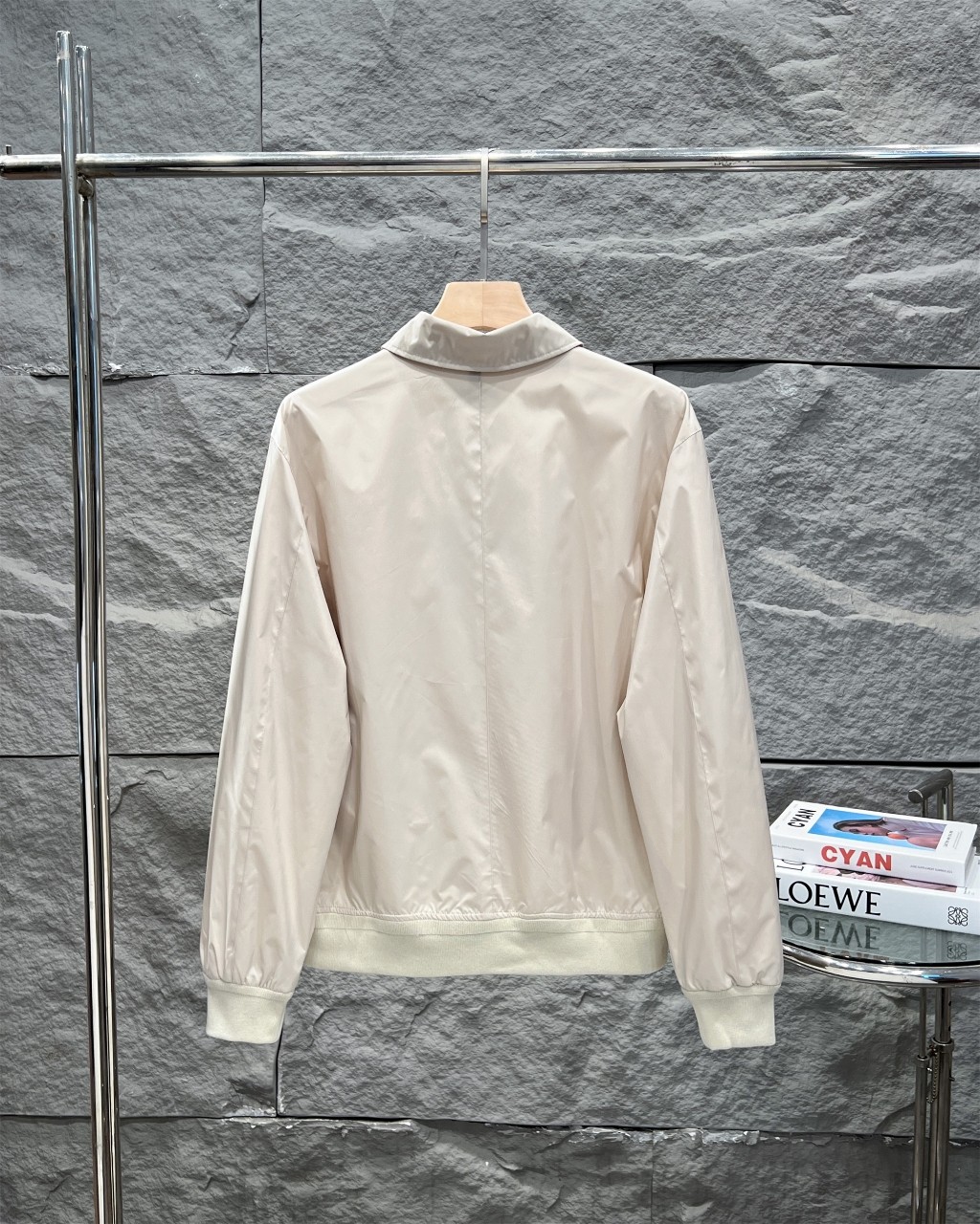 💰185 
官方一比一复刻，经典四色齐发
 Ralph Lauren拉夫劳伦夹克刺绣小马外套老钱风老干部风哈林顿外套
正确版本 顶级复刻
内里采用苏格兰式面料，加上他们家经典的卡其色-三大元素加持经典的老干部版型，今年妥妥大爆款。
这个硬度刚刚好不是那种硬邦邦的!!这就是今年的升级反而我觉得更加好穿了
胸前的刺绣采用日本田岛机器保证刺绣精致立体也就是我说的和市面上的不同
关于做工版型版型属于宽松版男生女生都可以!!外套可能穿的时间更久，春游秋季出行
复古永不过时

颜色：卡其色  藏青色 黑色  杏白色
尺码：S～XXL
       衣长   胸围   肩宽    袖长    袖口
S      64     114      50      63        17
M     66     118      51      64        18
L      68      122      52     65         19
XL    70      126      54     66         20
XXL  72      130      55     67         21