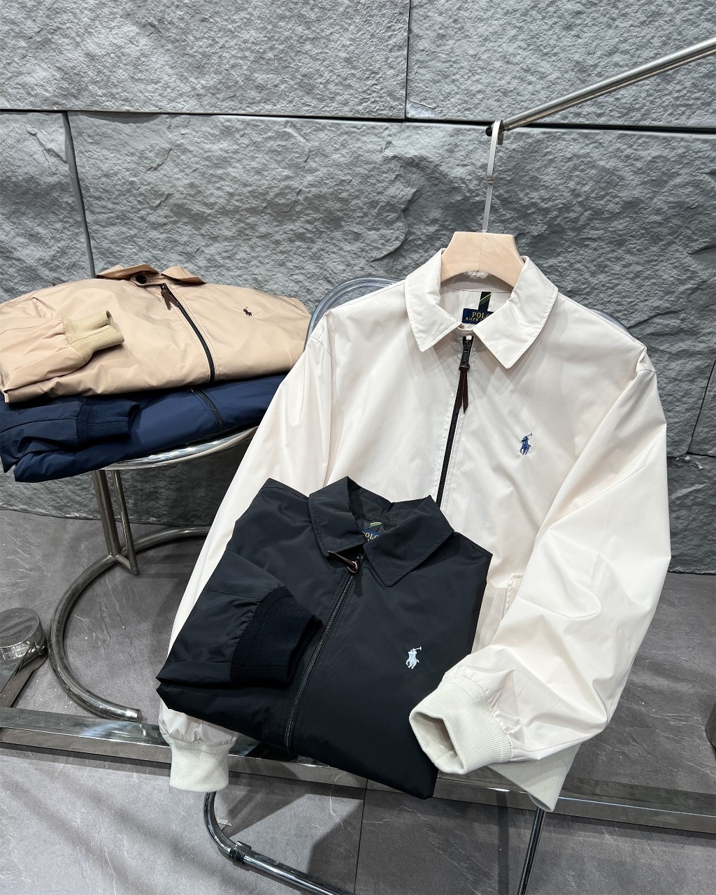 💰185 
官方一比一复刻，经典四色齐发
 Ralph Lauren拉夫劳伦夹克刺绣小马外套老钱风老干部风哈林顿外套
正确版本 顶级复刻
内里采用苏格兰式面料，加上他们家经典的卡其色-三大元素加持经典的老干部版型，今年妥妥大爆款。
这个硬度刚刚好不是那种硬邦邦的!!这就是今年的升级反而我觉得更加好穿了
胸前的刺绣采用日本田岛机器保证刺绣精致立体也就是我说的和市面上的不同
关于做工版型版型属于宽松版男生女生都可以!!外套可能穿的时间更久，春游秋季出行
复古永不过时

颜色：卡其色  藏青色 黑色  杏白色
尺码：S～XXL
       衣长   胸围   肩宽    袖长    袖口
S      64     114      50      63        17
M     66     118      51      64        18
L      68      122      52     65         19
XL    70      126      54     66         20
XXL  72      130      55     67         21