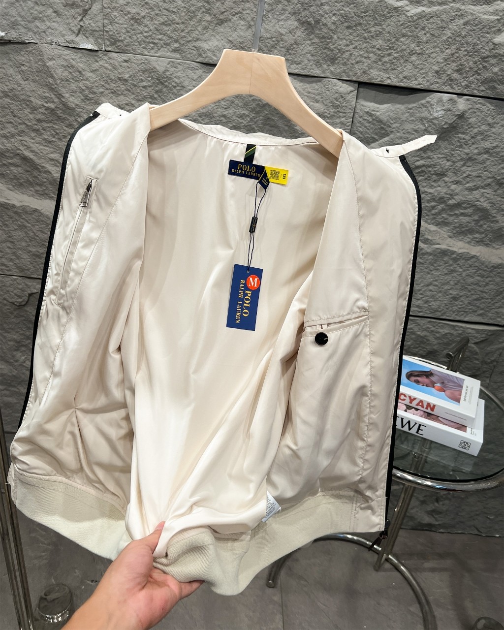 💰185 
官方一比一复刻，经典四色齐发
 Ralph Lauren拉夫劳伦夹克刺绣小马外套老钱风老干部风哈林顿外套
正确版本 顶级复刻
内里采用苏格兰式面料，加上他们家经典的卡其色-三大元素加持经典的老干部版型，今年妥妥大爆款。
这个硬度刚刚好不是那种硬邦邦的!!这就是今年的升级反而我觉得更加好穿了
胸前的刺绣采用日本田岛机器保证刺绣精致立体也就是我说的和市面上的不同
关于做工版型版型属于宽松版男生女生都可以!!外套可能穿的时间更久，春游秋季出行
复古永不过时

颜色：卡其色  藏青色 黑色  杏白色
尺码：S～XXL
       衣长   胸围   肩宽    袖长    袖口
S      64     114      50      63        17
M     66     118      51      64        18
L      68      122      52     65         19
XL    70      126      54     66         20
XXL  72      130      55     67         21