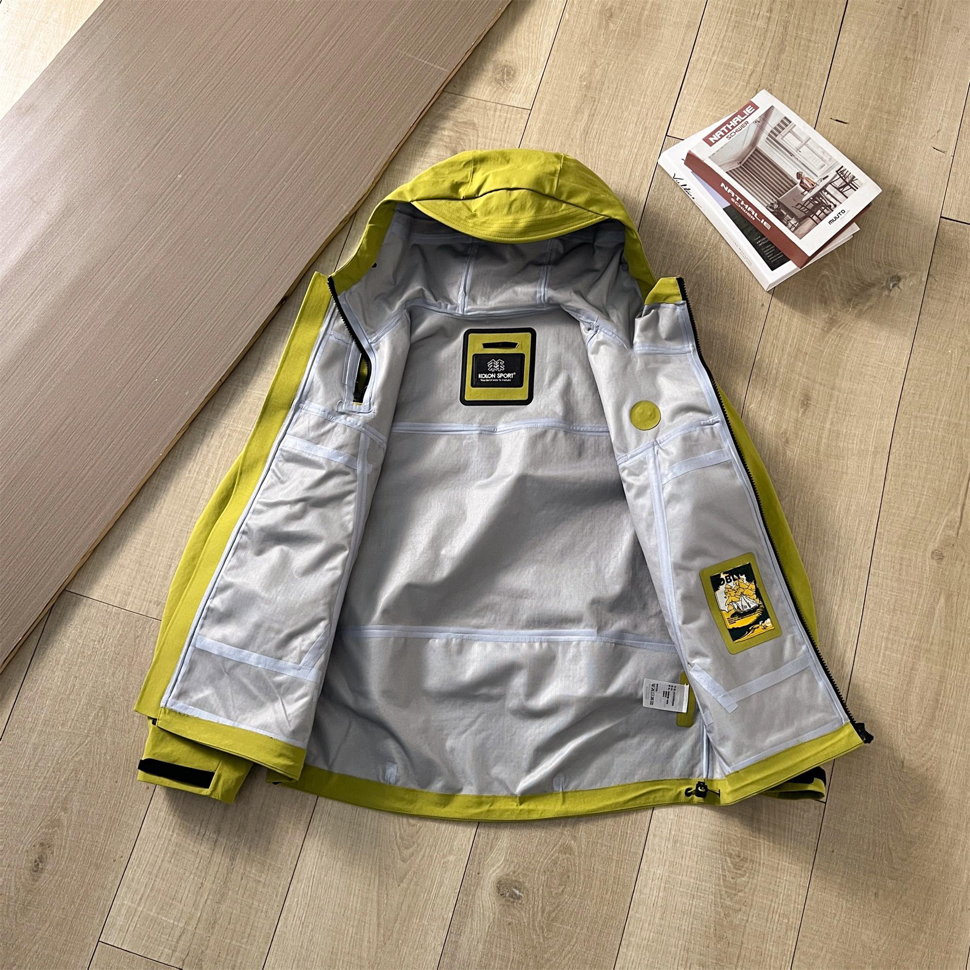 💰270
(高版本完美复刻)
KOLON SPORT可隆25年新品应季冲锋衣
明星胡歌刘诗诗同款!
硬壳冲锋衣定制辅料,采用了E3D剪裁,满足人体工程学三维设计,运动起来更加合身,减少对手臂的限制
最新科技复合防水面料,增加衣服功能性
前襟压胶,可以适应手臂不同长度的人以及穿戴调整手套等物品
实物拍摄,细节完美的一款外套,春秋必入款
做的都很好看!狠狠被拿捏
中性款可以搭配成情侣款哦!
宽松版型松弛感十足
穿出去拍照就是这条gai最靓的崽
颜色:粉红色 绿色 咖啡色
尺码:XS-XL(尺码图九)