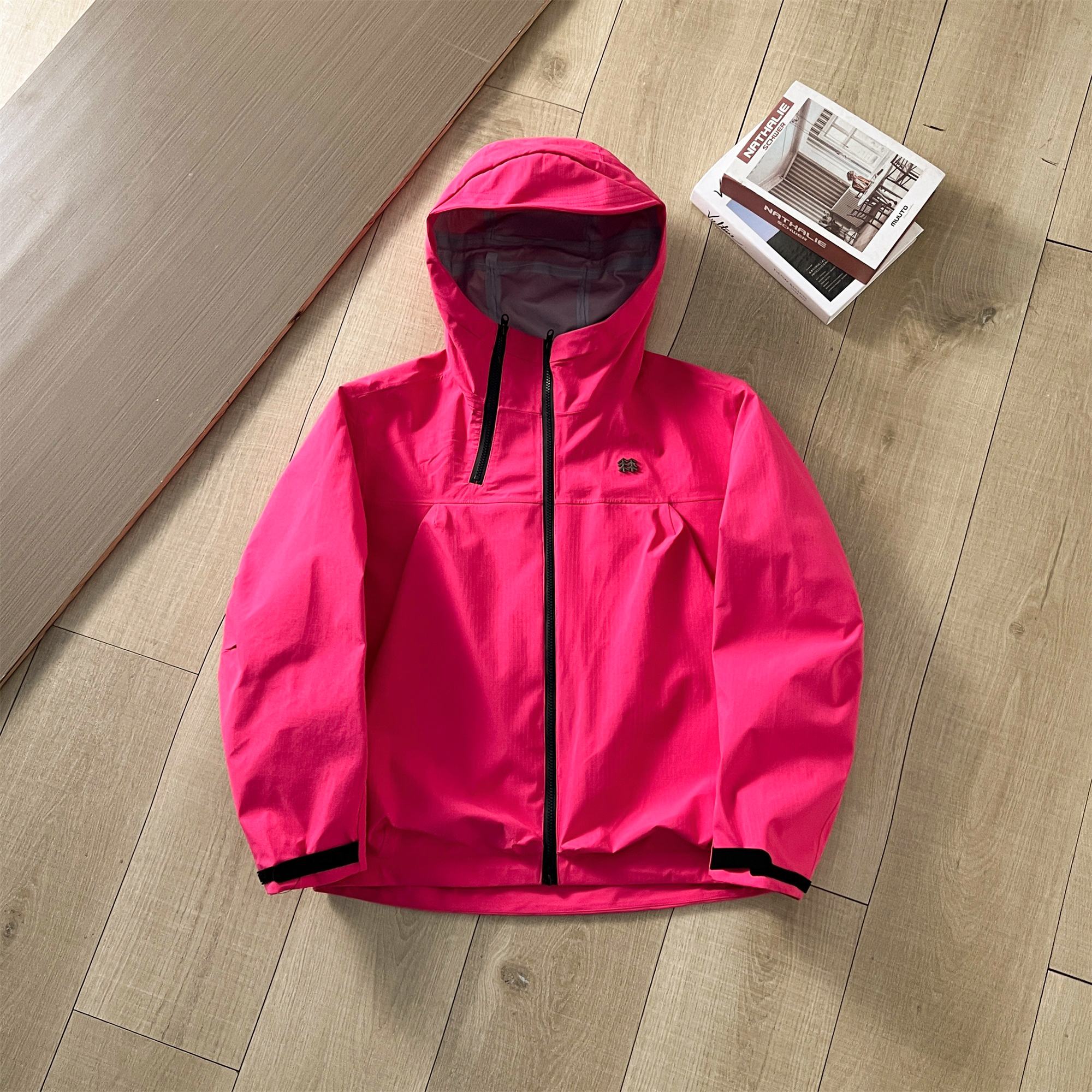 💰270
(高版本完美复刻)
KOLON SPORT可隆25年新品应季冲锋衣
明星胡歌刘诗诗同款!
硬壳冲锋衣定制辅料,采用了E3D剪裁,满足人体工程学三维设计,运动起来更加合身,减少对手臂的限制
最新科技复合防水面料,增加衣服功能性
前襟压胶,可以适应手臂不同长度的人以及穿戴调整手套等物品
实物拍摄,细节完美的一款外套,春秋必入款
做的都很好看!狠狠被拿捏
中性款可以搭配成情侣款哦!
宽松版型松弛感十足
穿出去拍照就是这条gai最靓的崽
颜色:粉红色 绿色 咖啡色
尺码:XS-XL(尺码图九)