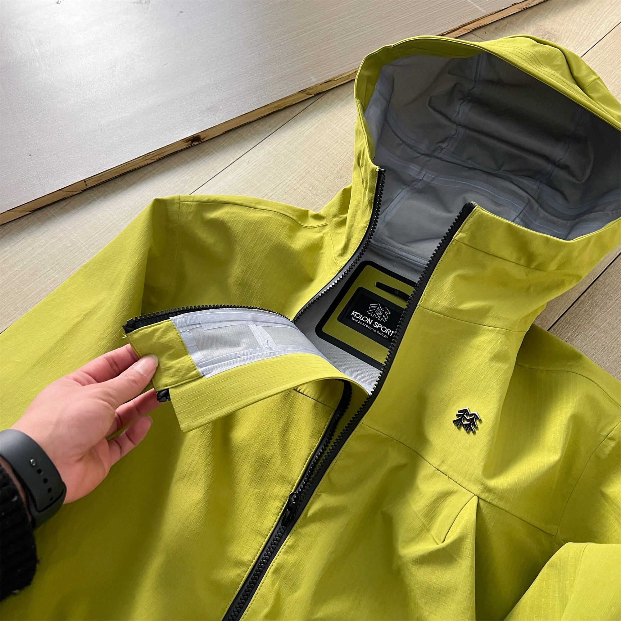 💰270
(高版本完美复刻)
KOLON SPORT可隆25年新品应季冲锋衣
明星胡歌刘诗诗同款!
硬壳冲锋衣定制辅料,采用了E3D剪裁,满足人体工程学三维设计,运动起来更加合身,减少对手臂的限制
最新科技复合防水面料,增加衣服功能性
前襟压胶,可以适应手臂不同长度的人以及穿戴调整手套等物品
实物拍摄,细节完美的一款外套,春秋必入款
做的都很好看!狠狠被拿捏
中性款可以搭配成情侣款哦!
宽松版型松弛感十足
穿出去拍照就是这条gai最靓的崽
颜色:粉红色 绿色 咖啡色
尺码:XS-XL(尺码图九)
