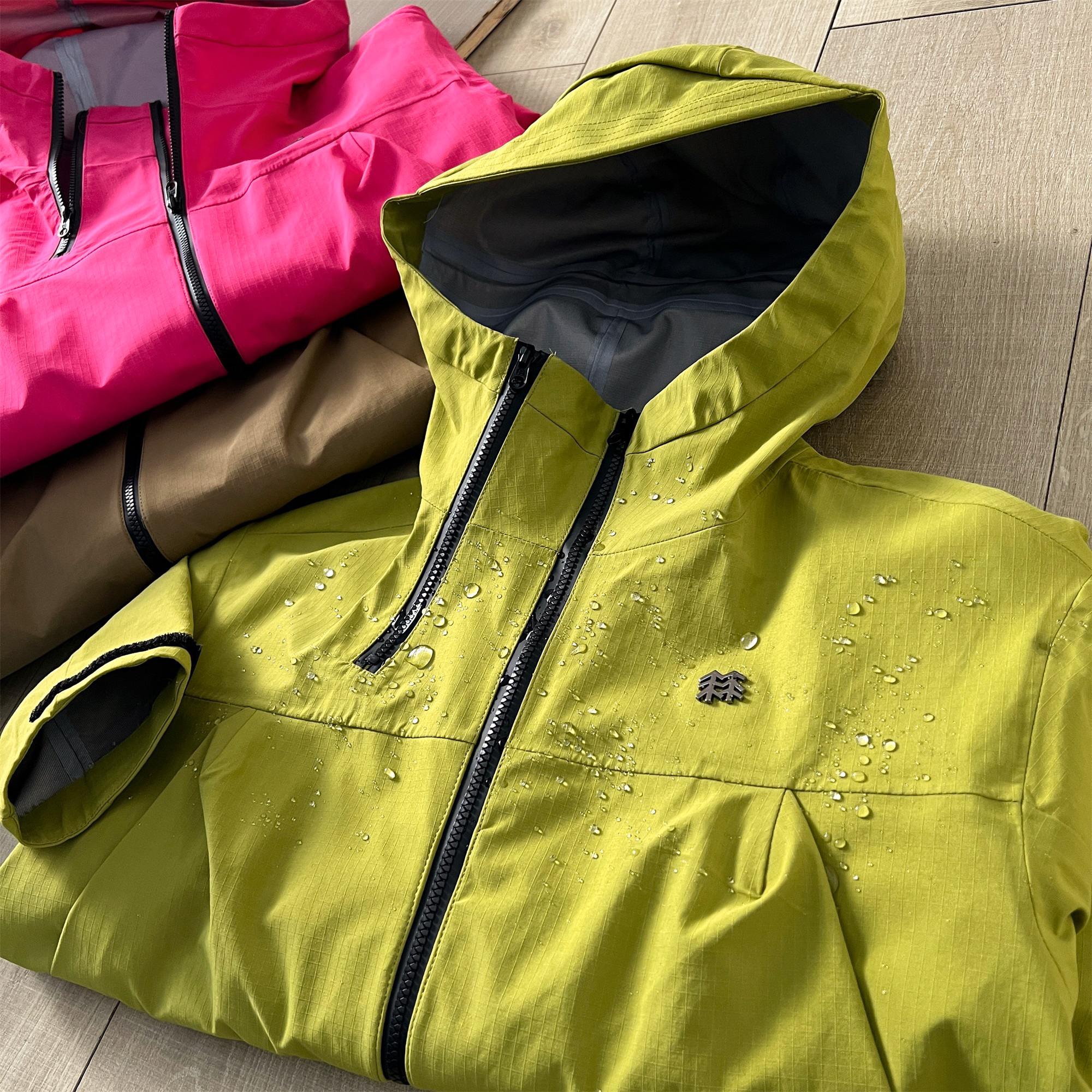 💰270
(高版本完美复刻)
KOLON SPORT可隆25年新品应季冲锋衣
明星胡歌刘诗诗同款!
硬壳冲锋衣定制辅料,采用了E3D剪裁,满足人体工程学三维设计,运动起来更加合身,减少对手臂的限制
最新科技复合防水面料,增加衣服功能性
前襟压胶,可以适应手臂不同长度的人以及穿戴调整手套等物品
实物拍摄,细节完美的一款外套,春秋必入款
做的都很好看!狠狠被拿捏
中性款可以搭配成情侣款哦!
宽松版型松弛感十足
穿出去拍照就是这条gai最靓的崽
颜色:粉红色 绿色 咖啡色
尺码:XS-XL(尺码图九)