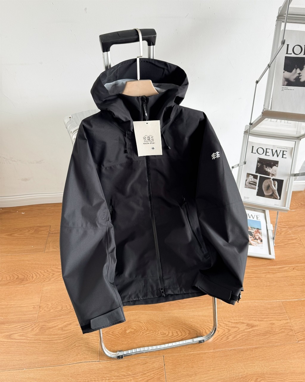 💰320
高品质压胶工艺
KOLONSPORT/可隆 新款硬壳压胶极简小标户冲锋衣
-颜色:黑色 卡其 橙色
-尺码:S M L XL 2XL 3XL
- 这款羽绒服设计简洁而极致通用,可提供高山环境所需的所有性能。
面料采用bluesign认证的面料,轻薄而耐磨,防风、防水且透气,适合各种户外 旅游活动
- 头盔兼容兜帽防护周全而不影响视线,插手口袋设有高端定制拉链,便于取放物品,腋下拉链便于快速通风!
- 袖子logo是立体硅胶,精致考究得到工艺 打造非凡上身效果,以最帅气个性的户外体验和城市休闲穿搭于一体。
-尺码表-
S :胸围106 衣长68 肩宽46
M :胸围112 衣长70 肩宽48
L :胸围118 衣长72 肩宽50
XL :胸围124 衣长74 肩宽52
XXL:胸围128 衣长76 肩宽54
3XL:胸围134 衣长77 肩宽56
体重:100斤-115斤 推荐穿S
115斤-130斤 推荐穿M
130斤-150斤推荐穿L
150斤-170斤推荐穿XL
170斤-185斤推荐穿XXL
185斤-205斤推荐穿3XL
温馨提示:尺码均为手工测量有1-2CM左右误差属于正常。