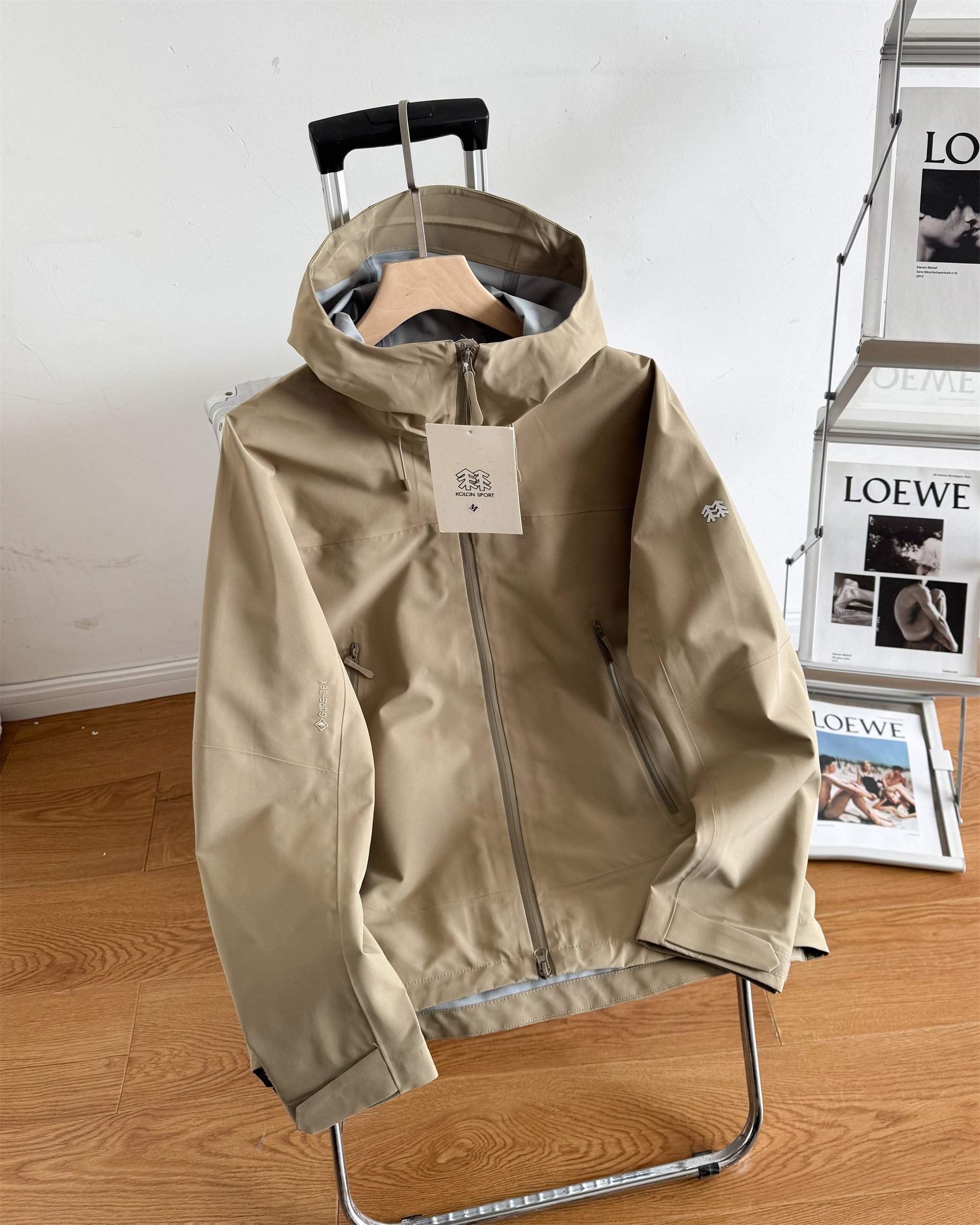 💰320
高品质压胶工艺
KOLONSPORT/可隆 新款硬壳压胶极简小标户冲锋衣
-颜色:黑色 卡其 橙色
-尺码:S M L XL 2XL 3XL
- 这款羽绒服设计简洁而极致通用,可提供高山环境所需的所有性能。
面料采用bluesign认证的面料,轻薄而耐磨,防风、防水且透气,适合各种户外 旅游活动
- 头盔兼容兜帽防护周全而不影响视线,插手口袋设有高端定制拉链,便于取放物品,腋下拉链便于快速通风!
- 袖子logo是立体硅胶,精致考究得到工艺 打造非凡上身效果,以最帅气个性的户外体验和城市休闲穿搭于一体。
-尺码表-
S :胸围106 衣长68 肩宽46
M :胸围112 衣长70 肩宽48
L :胸围118 衣长72 肩宽50
XL :胸围124 衣长74 肩宽52
XXL:胸围128 衣长76 肩宽54
3XL:胸围134 衣长77 肩宽56
体重:100斤-115斤 推荐穿S
115斤-130斤 推荐穿M
130斤-150斤推荐穿L
150斤-170斤推荐穿XL
170斤-185斤推荐穿XXL
185斤-205斤推荐穿3XL
温馨提示:尺码均为手工测量有1-2CM左右误差属于正常。