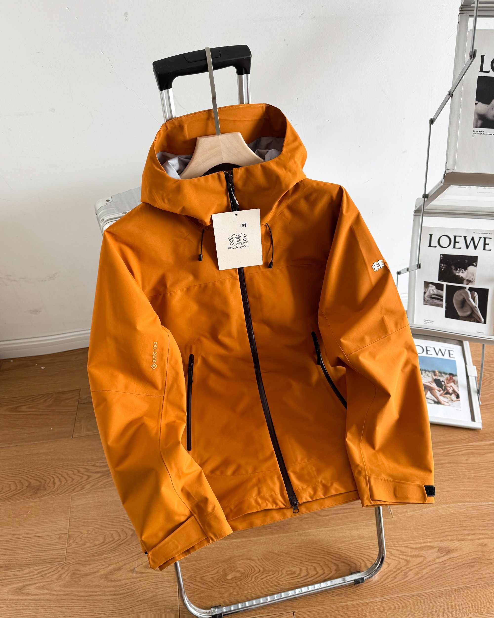 💰320
高品质压胶工艺
KOLONSPORT/可隆 新款硬壳压胶极简小标户冲锋衣
-颜色:黑色 卡其 橙色
-尺码:S M L XL 2XL 3XL
- 这款羽绒服设计简洁而极致通用,可提供高山环境所需的所有性能。
面料采用bluesign认证的面料,轻薄而耐磨,防风、防水且透气,适合各种户外 旅游活动
- 头盔兼容兜帽防护周全而不影响视线,插手口袋设有高端定制拉链,便于取放物品,腋下拉链便于快速通风!
- 袖子logo是立体硅胶,精致考究得到工艺 打造非凡上身效果,以最帅气个性的户外体验和城市休闲穿搭于一体。
-尺码表-
S :胸围106 衣长68 肩宽46
M :胸围112 衣长70 肩宽48
L :胸围118 衣长72 肩宽50
XL :胸围124 衣长74 肩宽52
XXL:胸围128 衣长76 肩宽54
3XL:胸围134 衣长77 肩宽56
体重:100斤-115斤 推荐穿S
115斤-130斤 推荐穿M
130斤-150斤推荐穿L
150斤-170斤推荐穿XL
170斤-185斤推荐穿XXL
185斤-205斤推荐穿3XL
温馨提示:尺码均为手工测量有1-2CM左右误差属于正常。