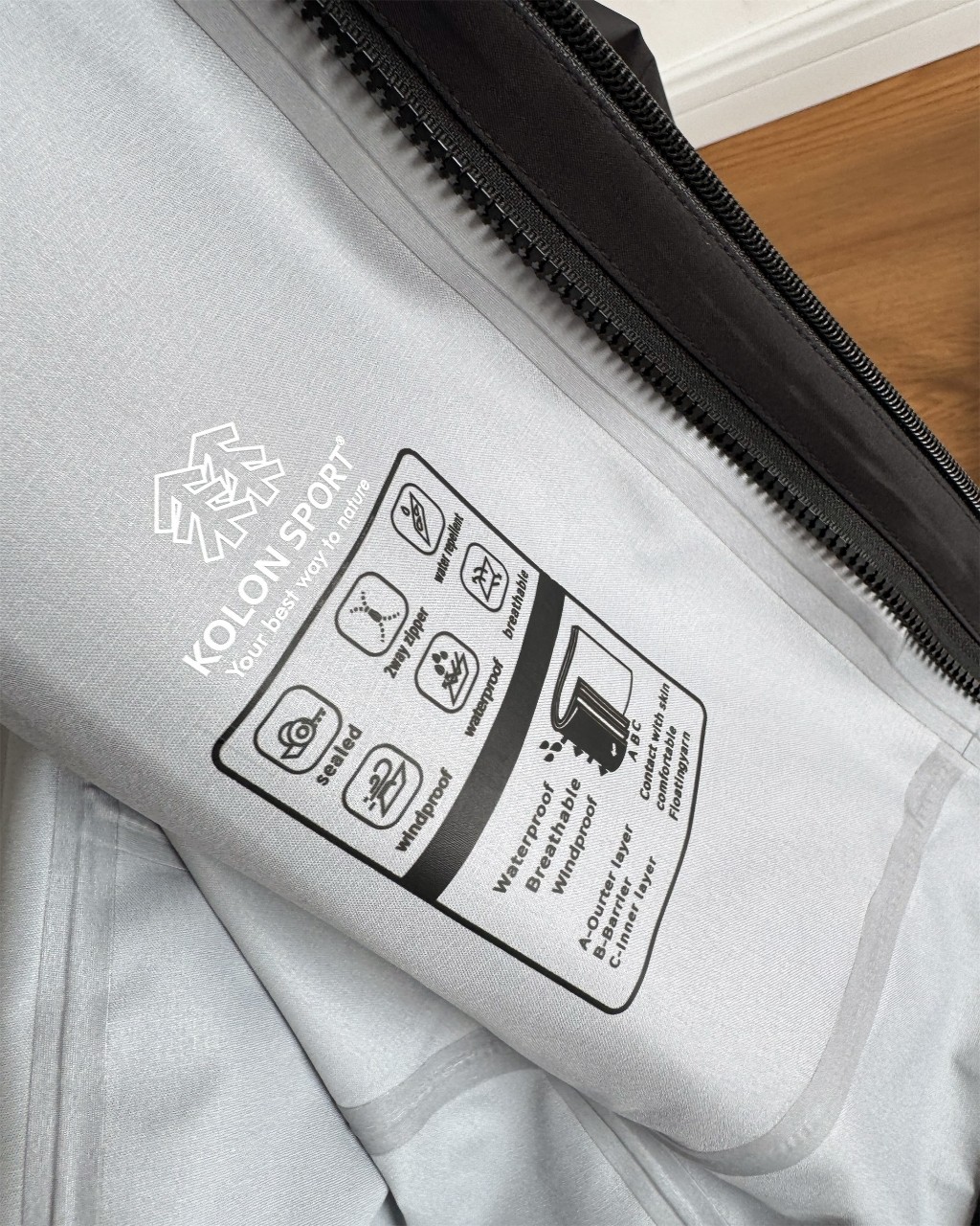💰320
高品质压胶工艺
KOLONSPORT/可隆 新款硬壳压胶极简小标户冲锋衣
-颜色:黑色 卡其 橙色
-尺码:S M L XL 2XL 3XL
- 这款羽绒服设计简洁而极致通用,可提供高山环境所需的所有性能。
面料采用bluesign认证的面料,轻薄而耐磨,防风、防水且透气,适合各种户外 旅游活动
- 头盔兼容兜帽防护周全而不影响视线,插手口袋设有高端定制拉链,便于取放物品,腋下拉链便于快速通风!
- 袖子logo是立体硅胶,精致考究得到工艺 打造非凡上身效果,以最帅气个性的户外体验和城市休闲穿搭于一体。
-尺码表-
S :胸围106 衣长68 肩宽46
M :胸围112 衣长70 肩宽48
L :胸围118 衣长72 肩宽50
XL :胸围124 衣长74 肩宽52
XXL:胸围128 衣长76 肩宽54
3XL:胸围134 衣长77 肩宽56
体重:100斤-115斤 推荐穿S
115斤-130斤 推荐穿M
130斤-150斤推荐穿L
150斤-170斤推荐穿XL
170斤-185斤推荐穿XXL
185斤-205斤推荐穿3XL
温馨提示:尺码均为手工测量有1-2CM左右误差属于正常。