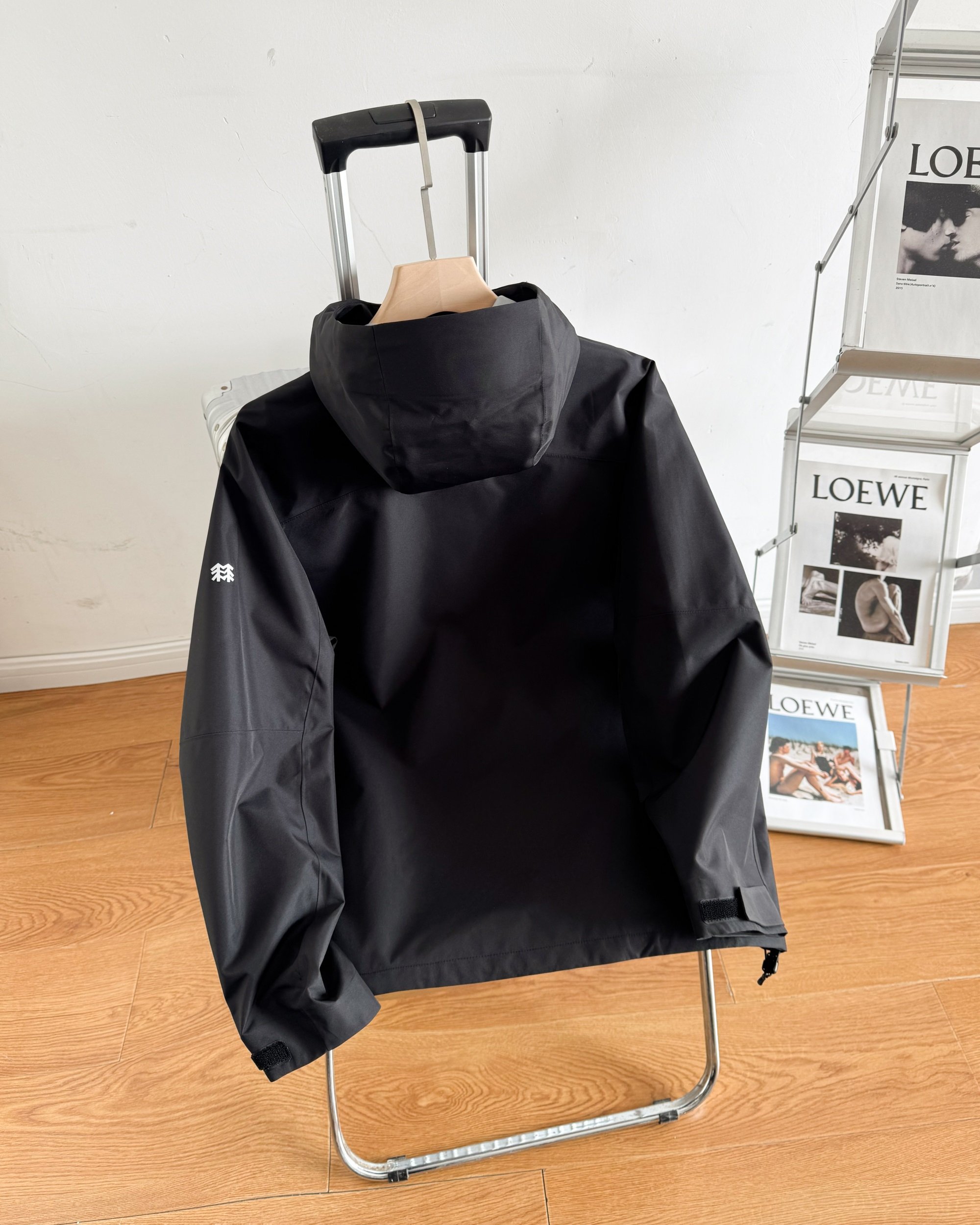 💰320
高品质压胶工艺
KOLONSPORT/可隆 新款硬壳压胶极简小标户冲锋衣
-颜色:黑色 卡其 橙色
-尺码:S M L XL 2XL 3XL
- 这款羽绒服设计简洁而极致通用,可提供高山环境所需的所有性能。
面料采用bluesign认证的面料,轻薄而耐磨,防风、防水且透气,适合各种户外 旅游活动
- 头盔兼容兜帽防护周全而不影响视线,插手口袋设有高端定制拉链,便于取放物品,腋下拉链便于快速通风!
- 袖子logo是立体硅胶,精致考究得到工艺 打造非凡上身效果,以最帅气个性的户外体验和城市休闲穿搭于一体。
-尺码表-
S :胸围106 衣长68 肩宽46
M :胸围112 衣长70 肩宽48
L :胸围118 衣长72 肩宽50
XL :胸围124 衣长74 肩宽52
XXL:胸围128 衣长76 肩宽54
3XL:胸围134 衣长77 肩宽56
体重:100斤-115斤 推荐穿S
115斤-130斤 推荐穿M
130斤-150斤推荐穿L
150斤-170斤推荐穿XL
170斤-185斤推荐穿XXL
185斤-205斤推荐穿3XL
温馨提示:尺码均为手工测量有1-2CM左右误差属于正常。