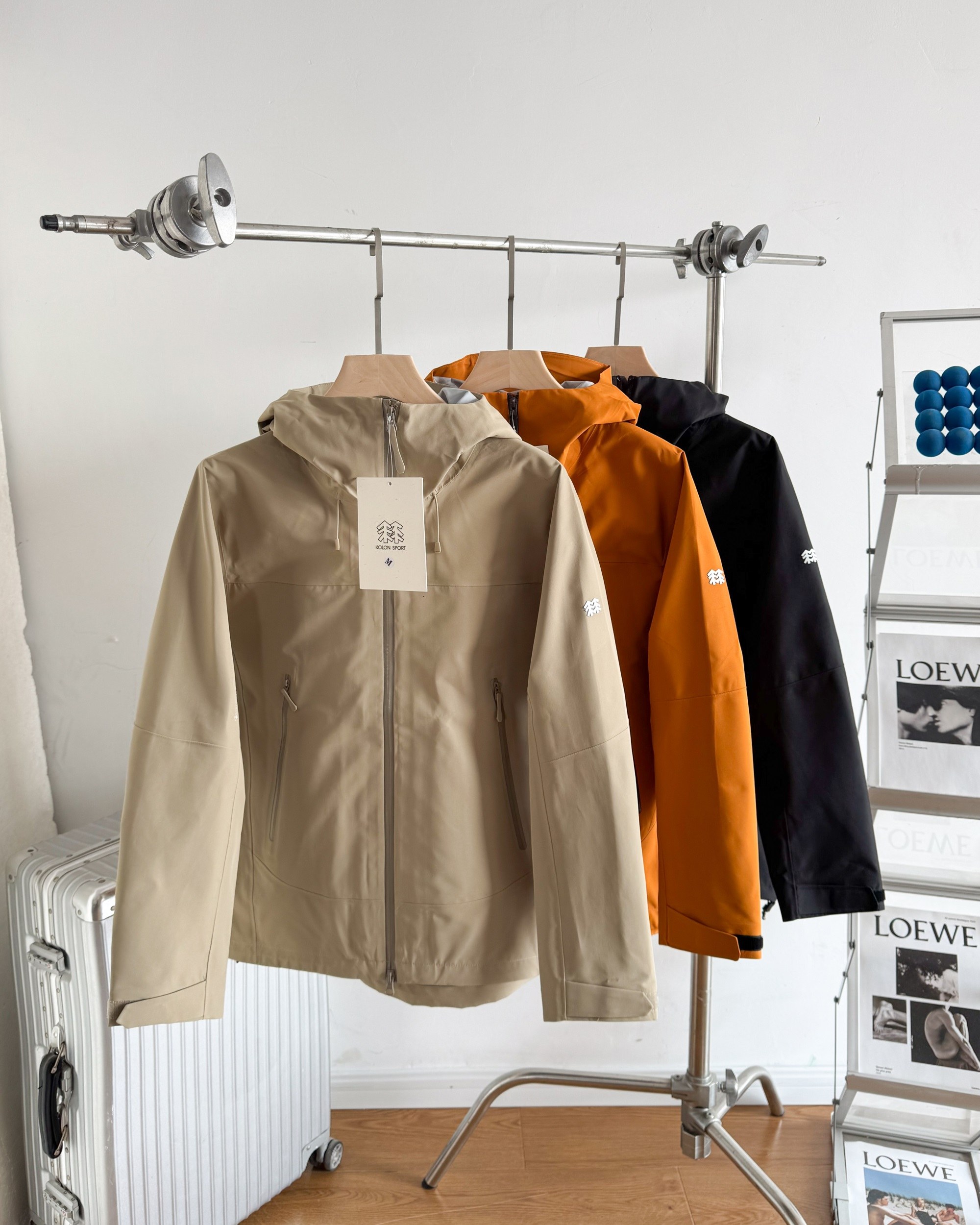 💰320
高品质压胶工艺
KOLONSPORT/可隆 新款硬壳压胶极简小标户冲锋衣
-颜色:黑色 卡其 橙色
-尺码:S M L XL 2XL 3XL
- 这款羽绒服设计简洁而极致通用,可提供高山环境所需的所有性能。
面料采用bluesign认证的面料,轻薄而耐磨,防风、防水且透气,适合各种户外 旅游活动
- 头盔兼容兜帽防护周全而不影响视线,插手口袋设有高端定制拉链,便于取放物品,腋下拉链便于快速通风!
- 袖子logo是立体硅胶,精致考究得到工艺 打造非凡上身效果,以最帅气个性的户外体验和城市休闲穿搭于一体。
-尺码表-
S :胸围106 衣长68 肩宽46
M :胸围112 衣长70 肩宽48
L :胸围118 衣长72 肩宽50
XL :胸围124 衣长74 肩宽52
XXL:胸围128 衣长76 肩宽54
3XL:胸围134 衣长77 肩宽56
体重:100斤-115斤 推荐穿S
115斤-130斤 推荐穿M
130斤-150斤推荐穿L
150斤-170斤推荐穿XL
170斤-185斤推荐穿XXL
185斤-205斤推荐穿3XL
温馨提示:尺码均为手工测量有1-2CM左右误差属于正常。