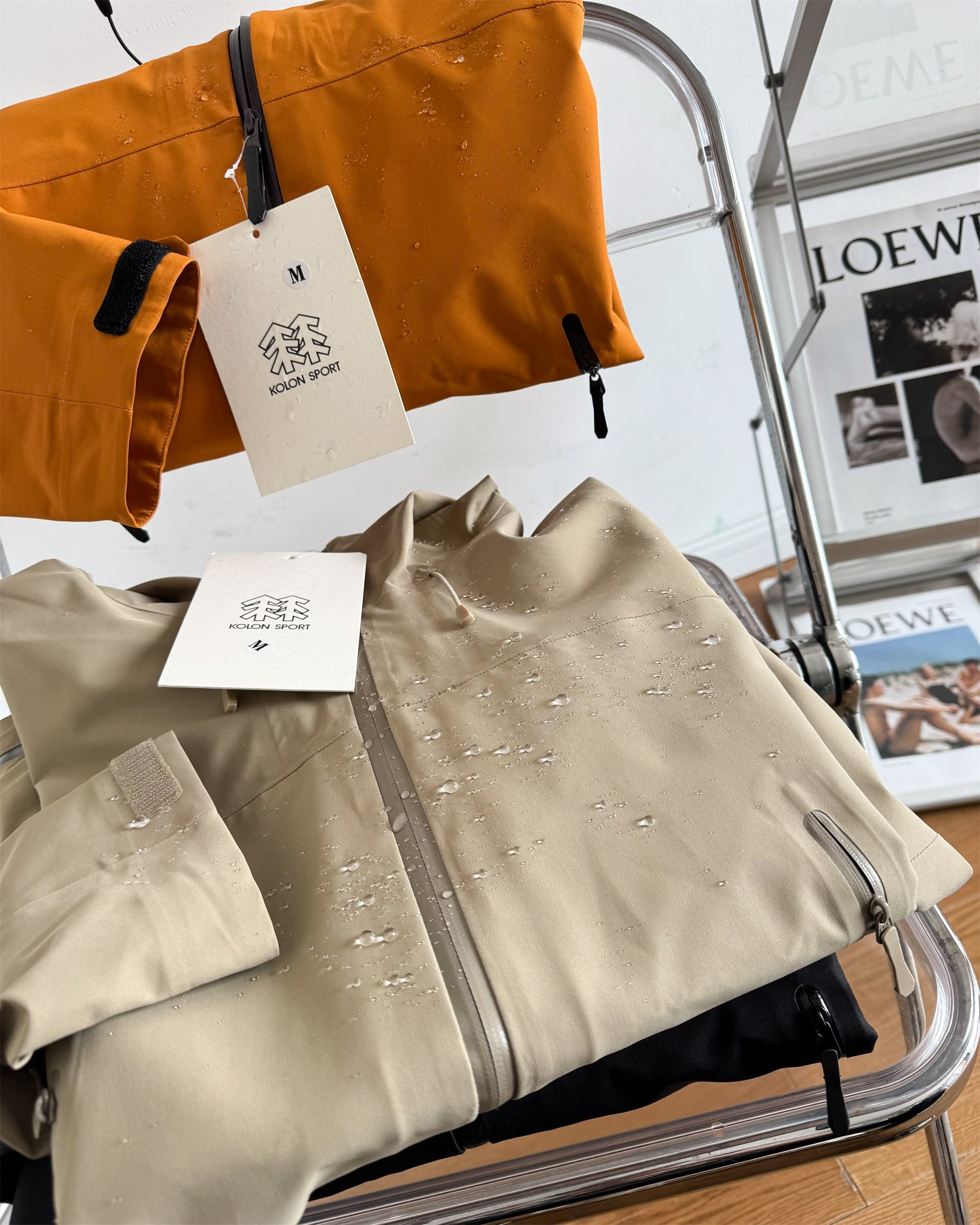 💰320
高品质压胶工艺
KOLONSPORT/可隆 新款硬壳压胶极简小标户冲锋衣
-颜色:黑色 卡其 橙色
-尺码:S M L XL 2XL 3XL
- 这款羽绒服设计简洁而极致通用,可提供高山环境所需的所有性能。
面料采用bluesign认证的面料,轻薄而耐磨,防风、防水且透气,适合各种户外 旅游活动
- 头盔兼容兜帽防护周全而不影响视线,插手口袋设有高端定制拉链,便于取放物品,腋下拉链便于快速通风!
- 袖子logo是立体硅胶,精致考究得到工艺 打造非凡上身效果,以最帅气个性的户外体验和城市休闲穿搭于一体。
-尺码表-
S :胸围106 衣长68 肩宽46
M :胸围112 衣长70 肩宽48
L :胸围118 衣长72 肩宽50
XL :胸围124 衣长74 肩宽52
XXL:胸围128 衣长76 肩宽54
3XL:胸围134 衣长77 肩宽56
体重:100斤-115斤 推荐穿S
115斤-130斤 推荐穿M
130斤-150斤推荐穿L
150斤-170斤推荐穿XL
170斤-185斤推荐穿XXL
185斤-205斤推荐穿3XL
温馨提示:尺码均为手工测量有1-2CM左右误差属于正常。