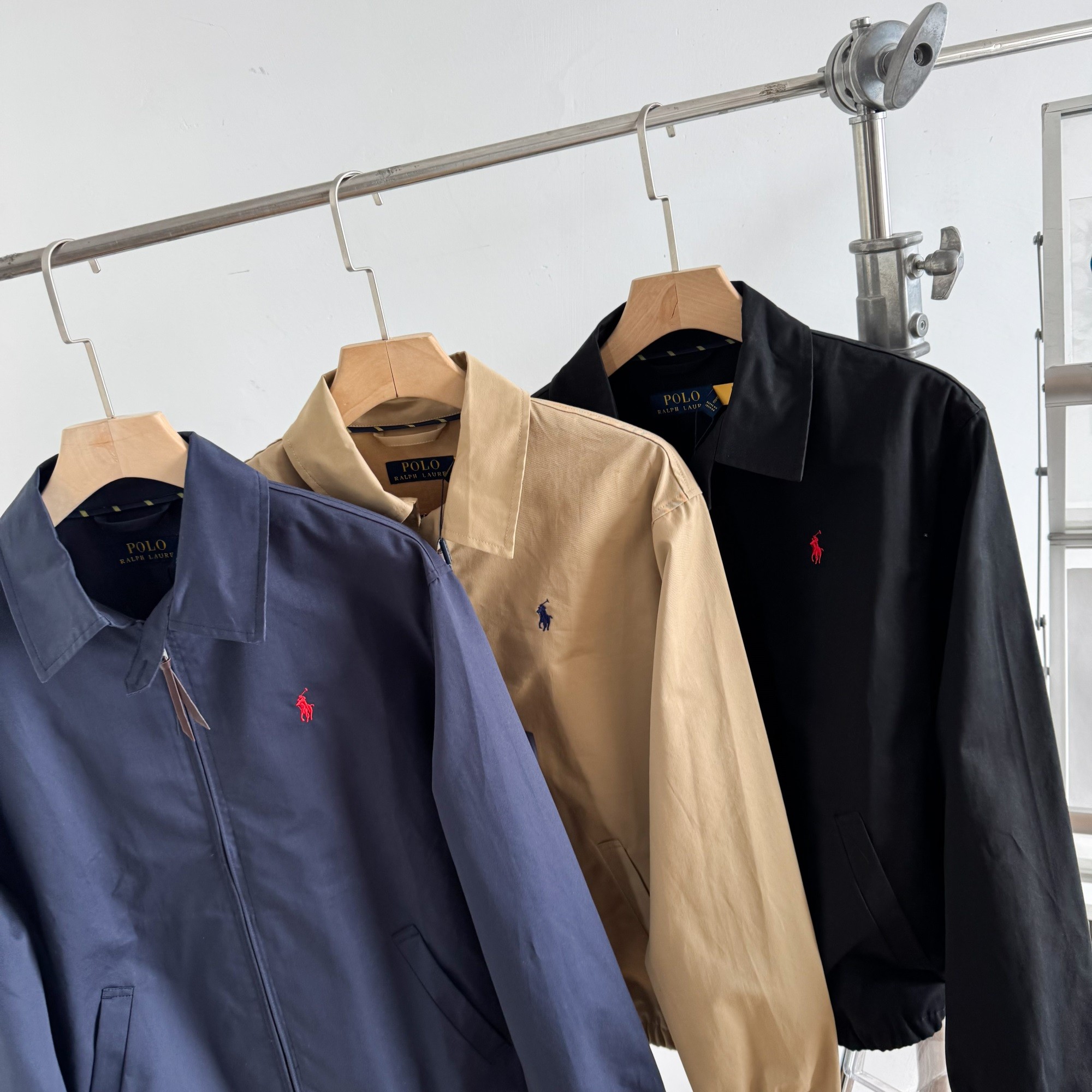 💰155
 最新款拉夫劳伦夹克外套 
这是一个情侣款男生女生都能驾驭永远的经典 这个面料真的和其他的不一样新款没有老款那个硬邦邦我觉得更好穿啦~最为经典的大概就是它了 100%纯棉这个硬度刚刚好不是那种硬邦邦的!!这就是今年的升级反而我觉得更加好穿了 胸前的刺绣都是有原版数据的德国阿曼刺绣纤维刺绣工艺非常讲究 采用日本田岛机器保证刺绣精致立体也就是我说的和市面上的不同 关于做工版型版型属于宽松版男生女生都可以!!外套可能穿的时间更久马上就是中秋十月一出行 复古永不过时 
颜色：卡其色  藏蓝色 黑色
尺码：S-XL
 S： 胸围114 衣长69 袖长62 肩宽50
 M：胸围118 衣长71 袖长63 肩宽51
 L： 胸围122 衣长73 袖长64 肩宽52
 XL: 胸围126 衣长75 袖长65 肩宽53