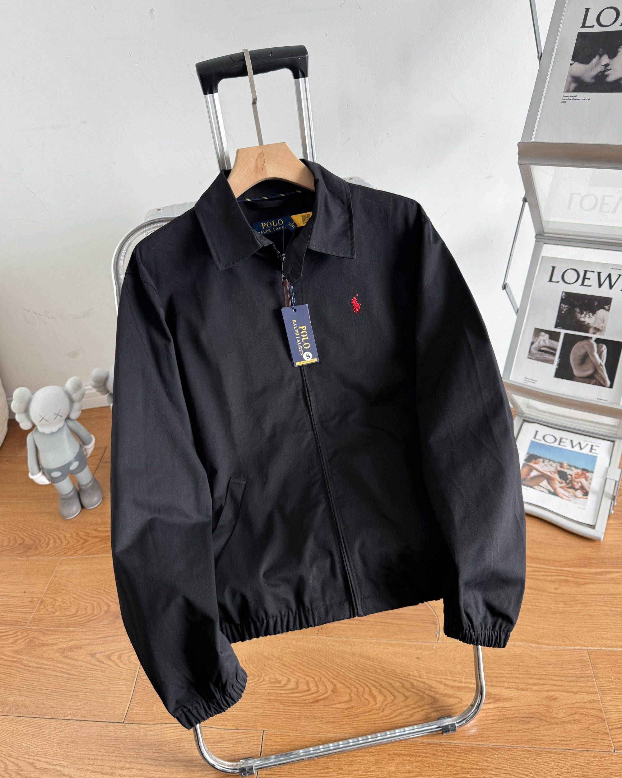 💰155
 最新款拉夫劳伦夹克外套 
这是一个情侣款男生女生都能驾驭永远的经典 这个面料真的和其他的不一样新款没有老款那个硬邦邦我觉得更好穿啦~最为经典的大概就是它了 100%纯棉这个硬度刚刚好不是那种硬邦邦的!!这就是今年的升级反而我觉得更加好穿了 胸前的刺绣都是有原版数据的德国阿曼刺绣纤维刺绣工艺非常讲究 采用日本田岛机器保证刺绣精致立体也就是我说的和市面上的不同 关于做工版型版型属于宽松版男生女生都可以!!外套可能穿的时间更久马上就是中秋十月一出行 复古永不过时 
颜色：卡其色  藏蓝色 黑色
尺码：S-XL
 S： 胸围114 衣长69 袖长62 肩宽50
 M：胸围118 衣长71 袖长63 肩宽51
 L： 胸围122 衣长73 袖长64 肩宽52
 XL: 胸围126 衣长75 袖长65 肩宽53