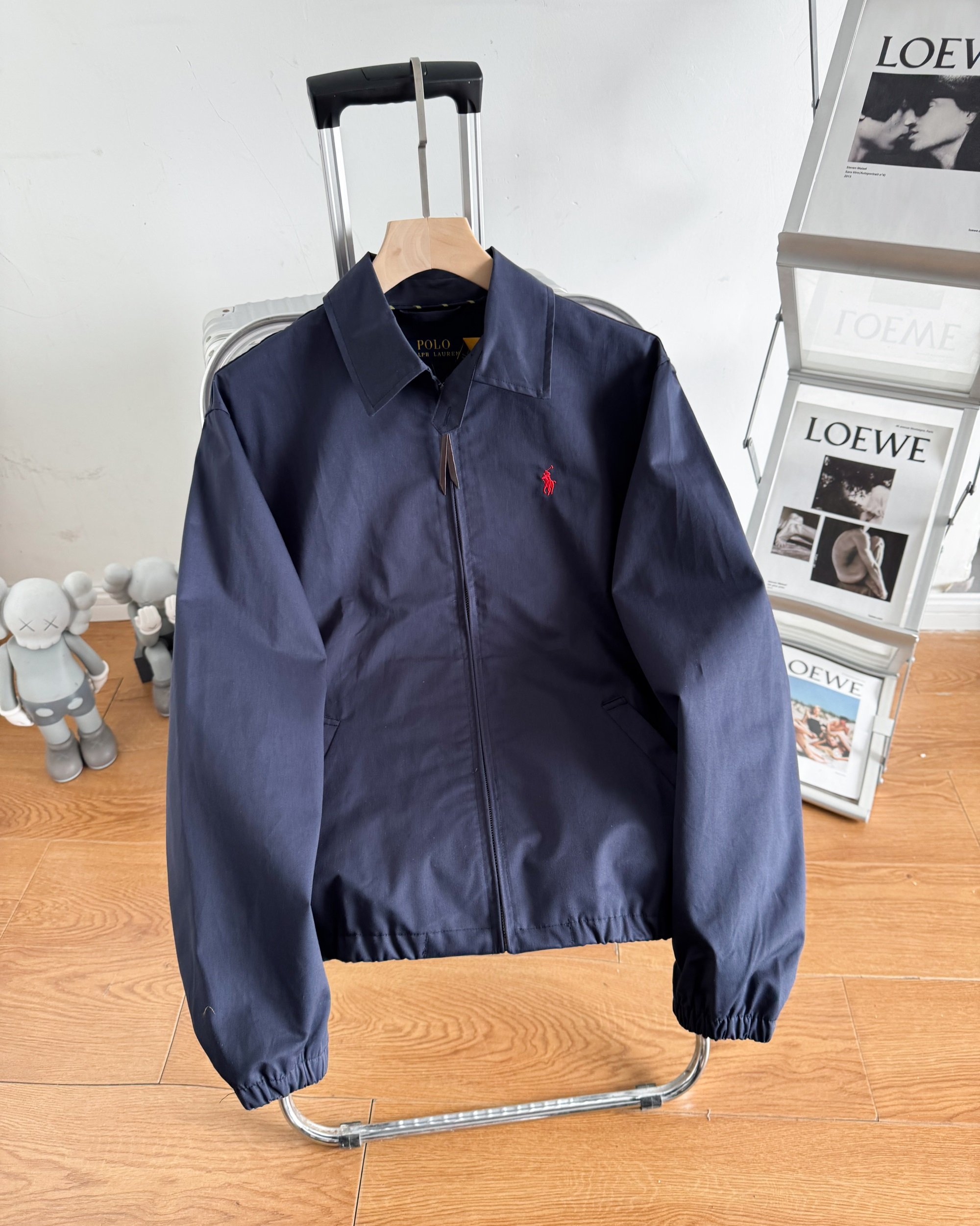 💰155
 最新款拉夫劳伦夹克外套 
这是一个情侣款男生女生都能驾驭永远的经典 这个面料真的和其他的不一样新款没有老款那个硬邦邦我觉得更好穿啦~最为经典的大概就是它了 100%纯棉这个硬度刚刚好不是那种硬邦邦的!!这就是今年的升级反而我觉得更加好穿了 胸前的刺绣都是有原版数据的德国阿曼刺绣纤维刺绣工艺非常讲究 采用日本田岛机器保证刺绣精致立体也就是我说的和市面上的不同 关于做工版型版型属于宽松版男生女生都可以!!外套可能穿的时间更久马上就是中秋十月一出行 复古永不过时 
颜色：卡其色  藏蓝色 黑色
尺码：S-XL
 S： 胸围114 衣长69 袖长62 肩宽50
 M：胸围118 衣长71 袖长63 肩宽51
 L： 胸围122 衣长73 袖长64 肩宽52
 XL: 胸围126 衣长75 袖长65 肩宽53