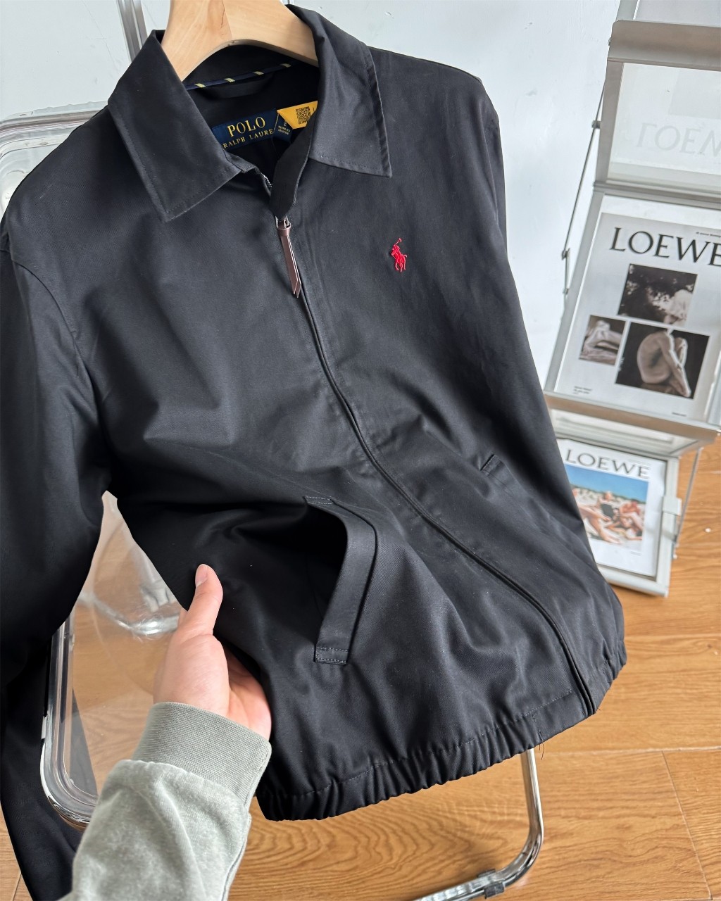 💰155
 最新款拉夫劳伦夹克外套 
这是一个情侣款男生女生都能驾驭永远的经典 这个面料真的和其他的不一样新款没有老款那个硬邦邦我觉得更好穿啦~最为经典的大概就是它了 100%纯棉这个硬度刚刚好不是那种硬邦邦的!!这就是今年的升级反而我觉得更加好穿了 胸前的刺绣都是有原版数据的德国阿曼刺绣纤维刺绣工艺非常讲究 采用日本田岛机器保证刺绣精致立体也就是我说的和市面上的不同 关于做工版型版型属于宽松版男生女生都可以!!外套可能穿的时间更久马上就是中秋十月一出行 复古永不过时 
颜色：卡其色  藏蓝色 黑色
尺码：S-XL
 S： 胸围114 衣长69 袖长62 肩宽50
 M：胸围118 衣长71 袖长63 肩宽51
 L： 胸围122 衣长73 袖长64 肩宽52
 XL: 胸围126 衣长75 袖长65 肩宽53