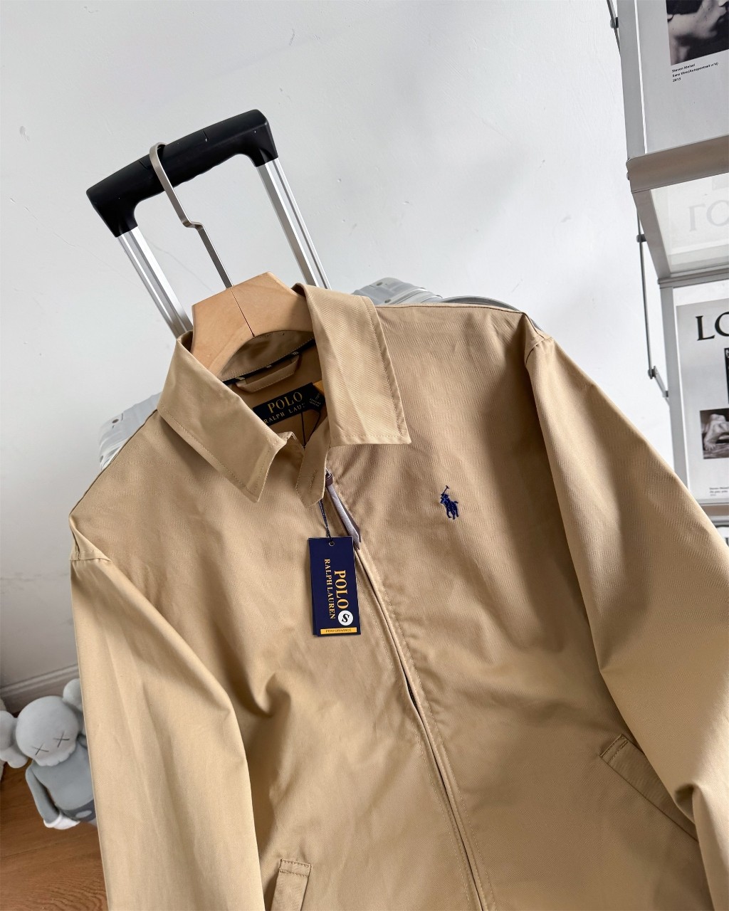 💰155
 最新款拉夫劳伦夹克外套 
这是一个情侣款男生女生都能驾驭永远的经典 这个面料真的和其他的不一样新款没有老款那个硬邦邦我觉得更好穿啦~最为经典的大概就是它了 100%纯棉这个硬度刚刚好不是那种硬邦邦的!!这就是今年的升级反而我觉得更加好穿了 胸前的刺绣都是有原版数据的德国阿曼刺绣纤维刺绣工艺非常讲究 采用日本田岛机器保证刺绣精致立体也就是我说的和市面上的不同 关于做工版型版型属于宽松版男生女生都可以!!外套可能穿的时间更久马上就是中秋十月一出行 复古永不过时 
颜色：卡其色  藏蓝色 黑色
尺码：S-XL
 S： 胸围114 衣长69 袖长62 肩宽50
 M：胸围118 衣长71 袖长63 肩宽51
 L： 胸围122 衣长73 袖长64 肩宽52
 XL: 胸围126 衣长75 袖长65 肩宽53