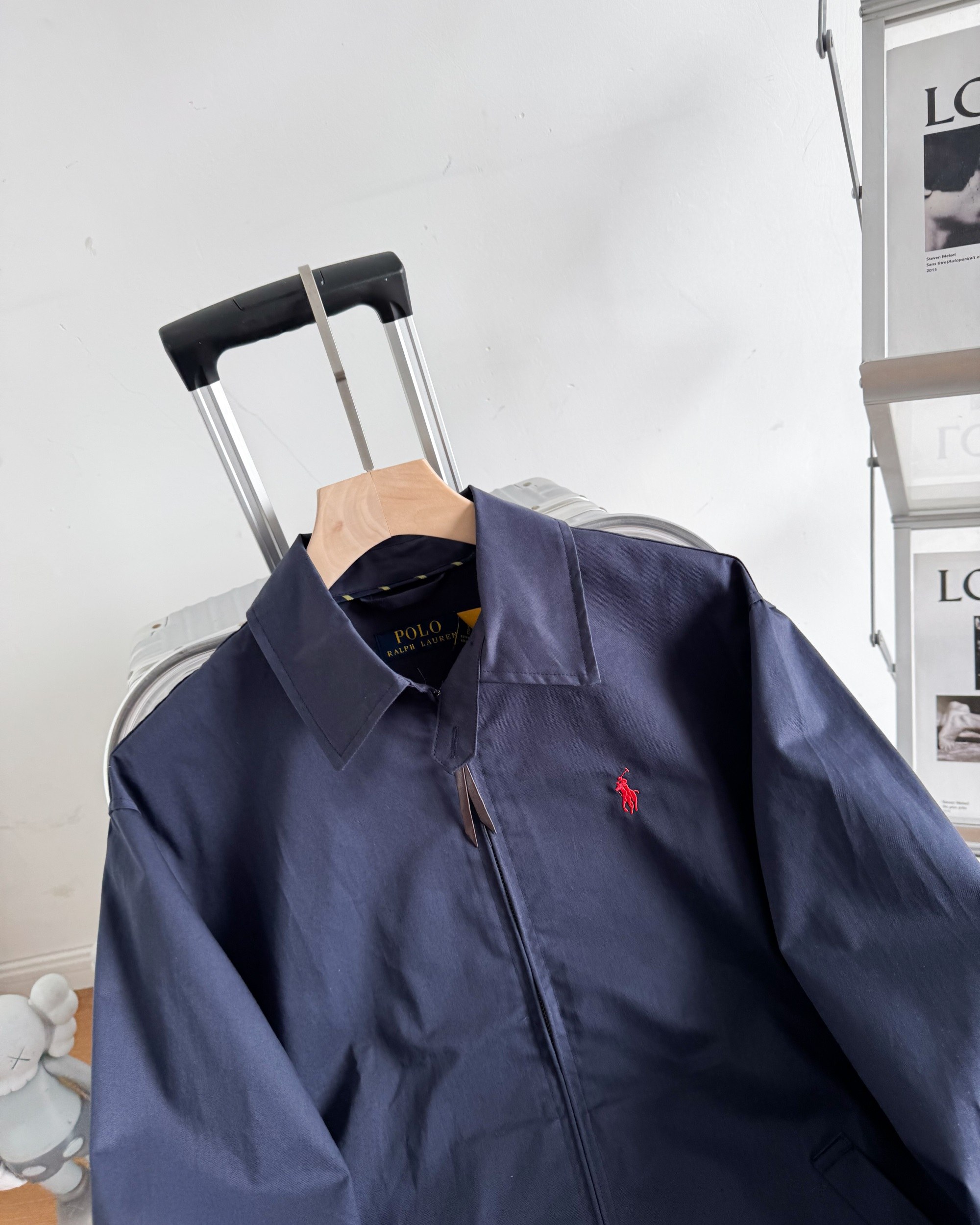 💰155
 最新款拉夫劳伦夹克外套 
这是一个情侣款男生女生都能驾驭永远的经典 这个面料真的和其他的不一样新款没有老款那个硬邦邦我觉得更好穿啦~最为经典的大概就是它了 100%纯棉这个硬度刚刚好不是那种硬邦邦的!!这就是今年的升级反而我觉得更加好穿了 胸前的刺绣都是有原版数据的德国阿曼刺绣纤维刺绣工艺非常讲究 采用日本田岛机器保证刺绣精致立体也就是我说的和市面上的不同 关于做工版型版型属于宽松版男生女生都可以!!外套可能穿的时间更久马上就是中秋十月一出行 复古永不过时 
颜色：卡其色  藏蓝色 黑色
尺码：S-XL
 S： 胸围114 衣长69 袖长62 肩宽50
 M：胸围118 衣长71 袖长63 肩宽51
 L： 胸围122 衣长73 袖长64 肩宽52
 XL: 胸围126 衣长75 袖长65 肩宽53