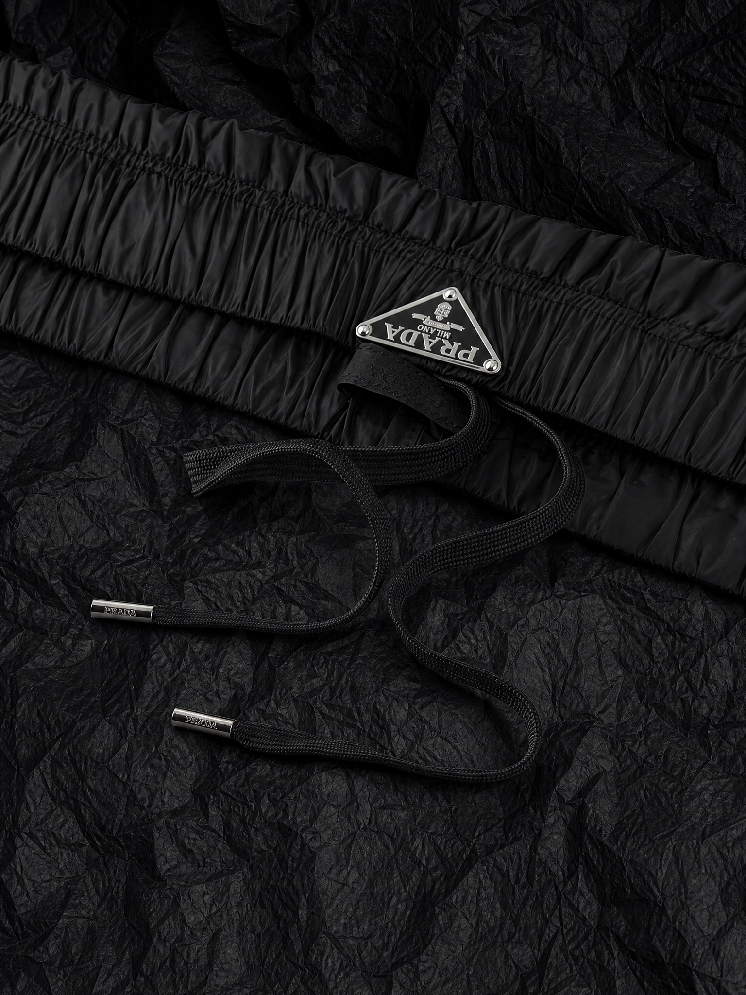 Prada PRA Re-Nylon 钢标沙滩短裤