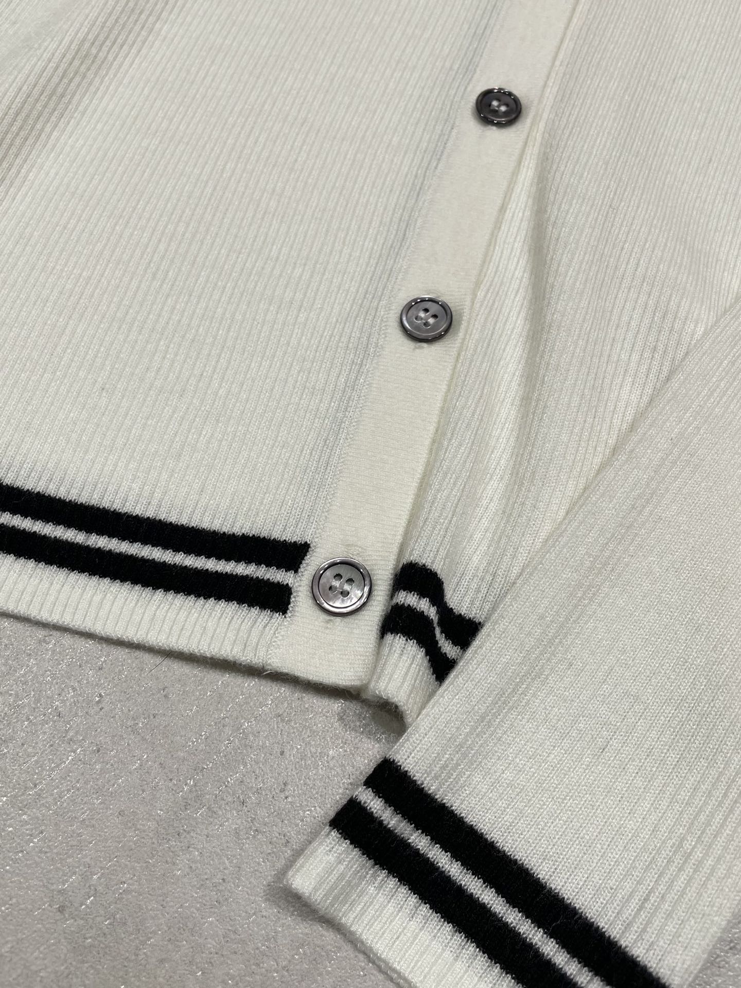 设计款v领拼色开衫细腻绢丝羊毛面料黑色白色ML具体价格咨询客服