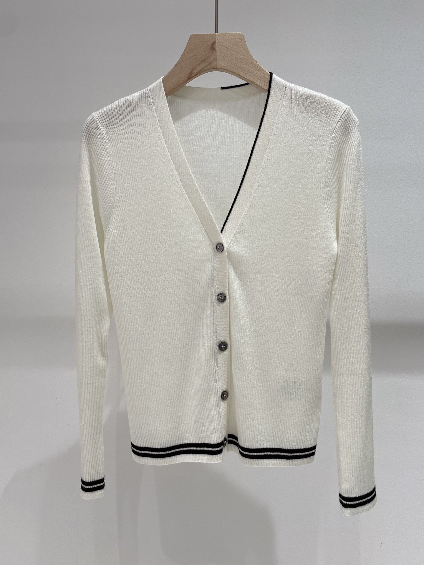 设计款v领拼色开衫细腻绢丝羊毛面料黑色白色ML具体价格咨询客服