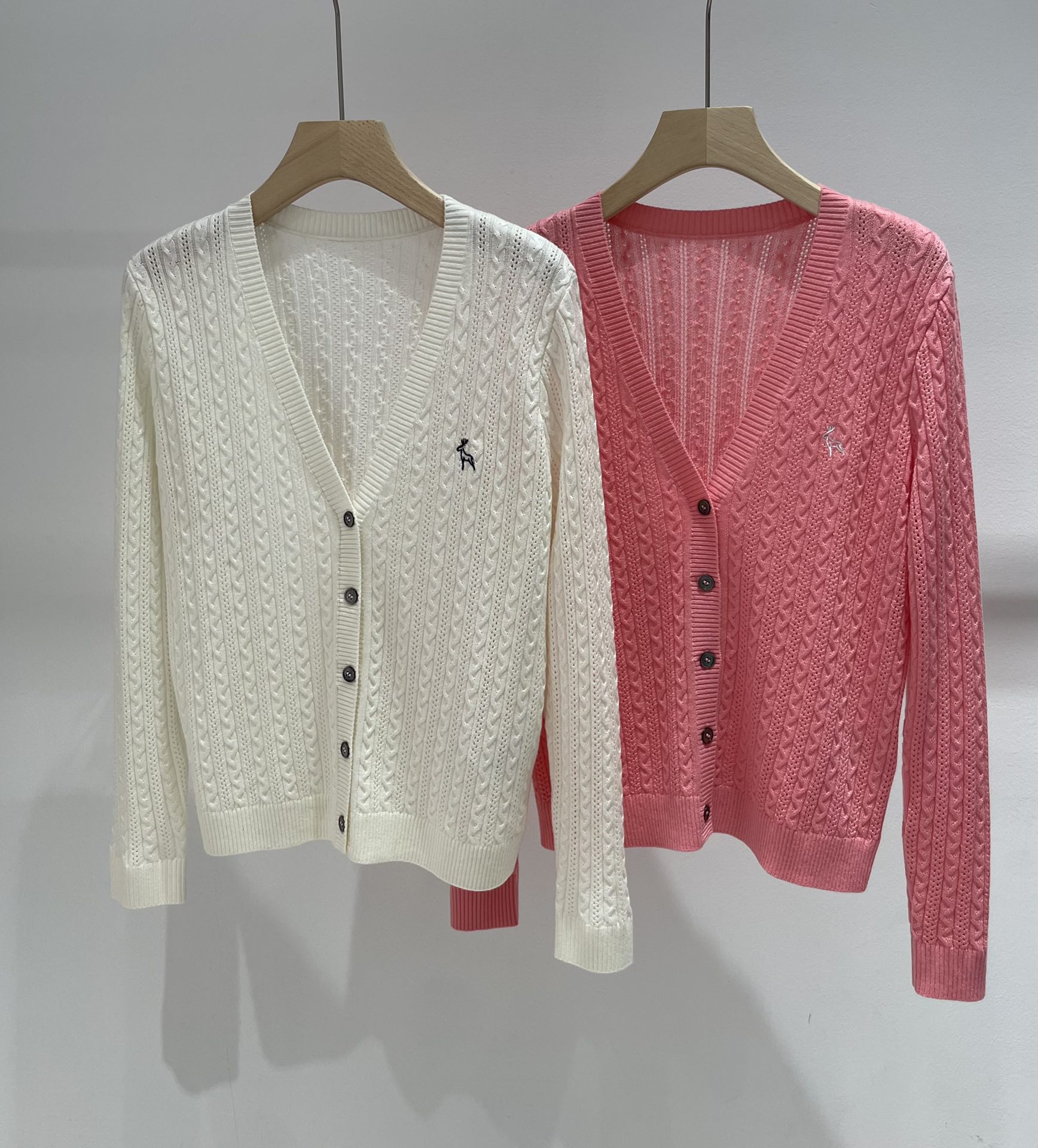 小鹿刺绣v领开衫超细腻绢丝羊毛面料白色桃粉色ML具体价格咨询客服