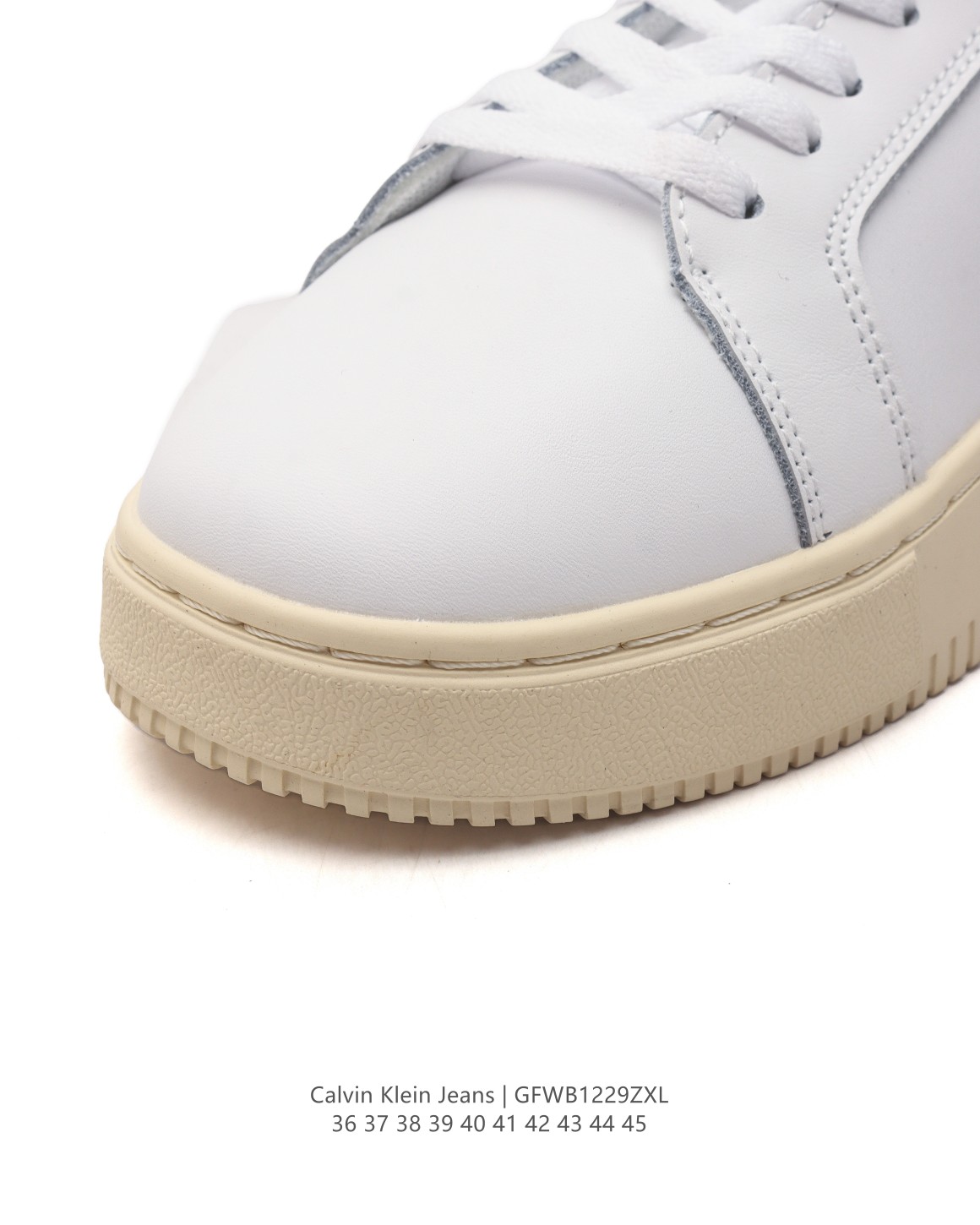💰160
【新品🔥】Calvin Klein/卡文克莱 街头 低帮 运动潮流 复古 板鞋 Calvin Klein Jeans 24秋冬男女ck牛皮革拼接印花休闲运动阿甘鞋简约百搭 防滑耐磨休闲鞋，这双鞋子的颜值很高，搭配效果好，虽然实物比想象中轻，但舒适度还不错。建议搭配黑色休闲西裤可能会更好看，但总体来说，方头鞋在近年来很流行，可以根据个人喜好选择。

尺码:  36-45
编码:  GFWB1229