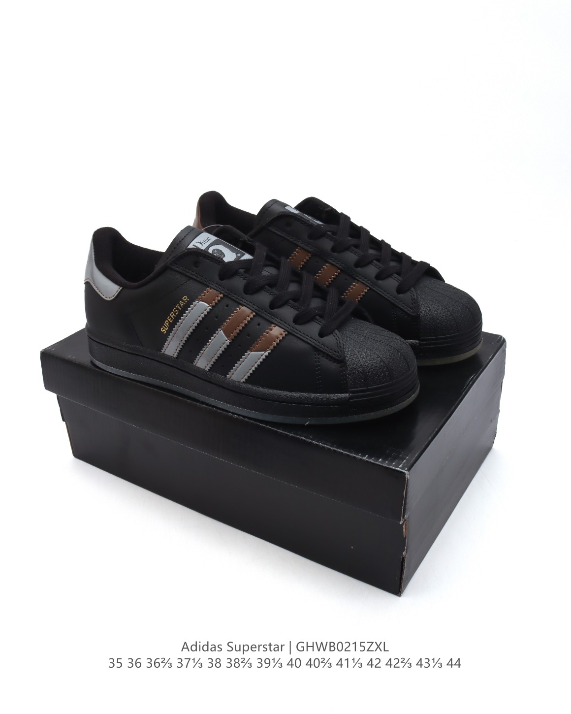 🈴💰160
阿迪达斯 ADIDAS SUPERSTAR 三叶草☘️经典贝壳头系列 新款休闲板鞋潮流男女士运动鞋 。鞋面柔软皮革材质 标志性的贝壳鞋头,锯齿三条纹,简约的线条。就连版型和比例,都在向1982年的鞋款致敬。可谓“形神兼备”的复刻。无论在哪,无论去哪,你或许都需要这样一双既舒适又时尚的鞋。1970年问世于篮球场的adidas Superstar,集舒适与时尚于一身。这款经典鞋,缀低调图案,灵感源自公共交通地图。设计简约,旨在伴你出行。心动不如行动,系好鞋带,出发吧。
货号:ID1139
码数:35-44含半码
编码:GHWB0215