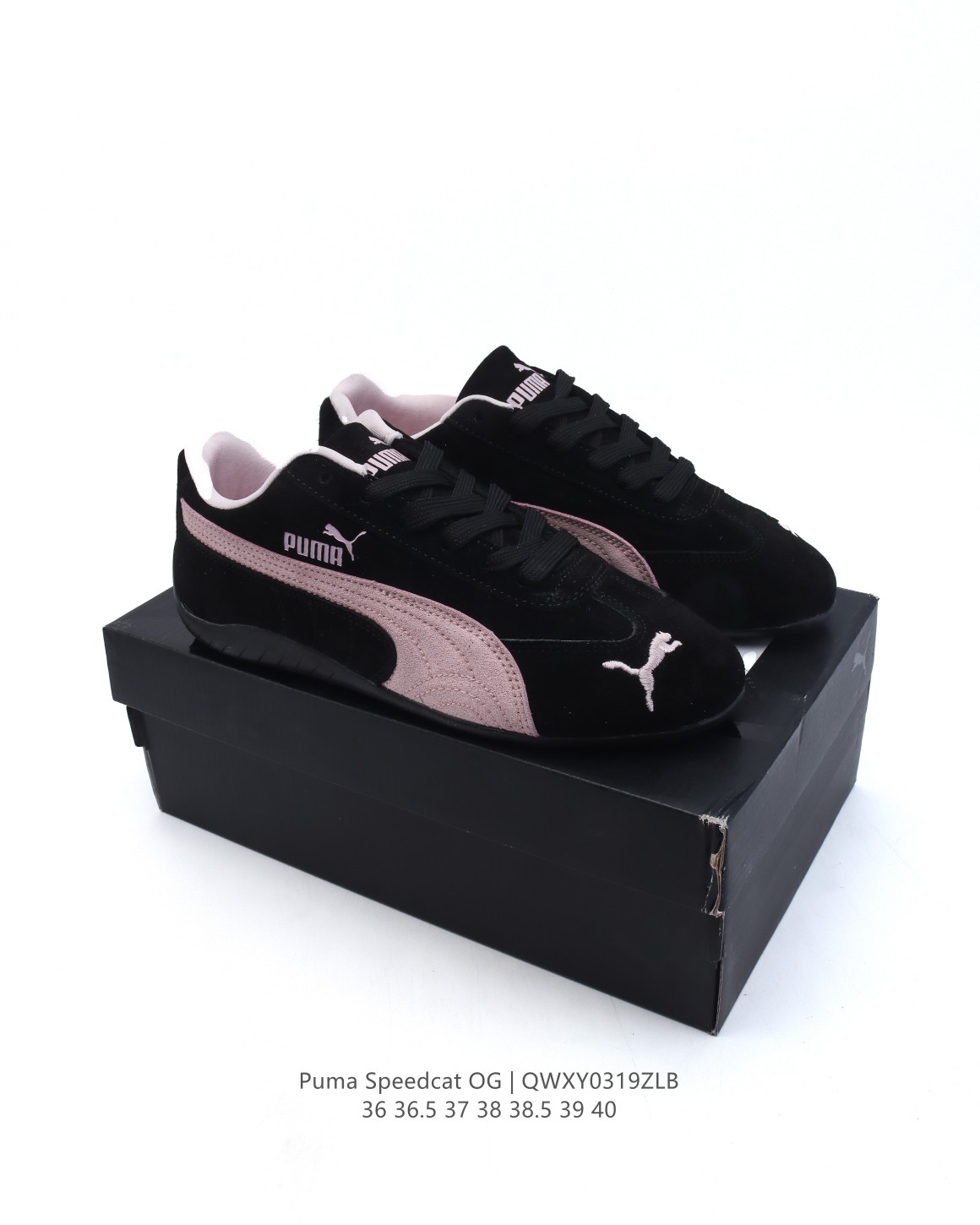 PUMA Speedca OG 彪马极速赛车系列低帮德训风拼接复古百搭休闲运动赛车鞋 鞋款从80、90年代赛车手所穿的防火赛车鞋为原型,鞋身线条模仿了赛车的流线廓形,体现了空气动力学原理的结构.简约流畅的外观,恰好又和贯穿其中的Formstrip Logo融合恰到好处,视觉上细节丰富且协调.本次Speedcat OG鞋款归来,最大看点自然式保留了窄版鞋型以及薄底构造.这两年各品牌鞋底越做越厚,Speedcat反其道而行之,上脚几乎无鞋底的效果带来耳目一新的视觉体验.鞋面依旧是以质感细腻的麂皮材质打造,并且大面积近乎全包裹的使用,复古味道也愈发浓烈.配色上更是将最原始的黑色和红色带回,向F1赛车队的标志性队服致敬.相信让各位一眼种草的更多是出挑的大红色,上脚即可瞬间点亮整体造型,在以球鞋为核心的OOTD中脱颖而出.而另一款黑色则是低调的万金油,彰显新潮个性的同时又不喧宾夺主,也是热爱简约系穿搭朋友的首选. 货号:403902 含半码 编码:QWXY0319ZLB