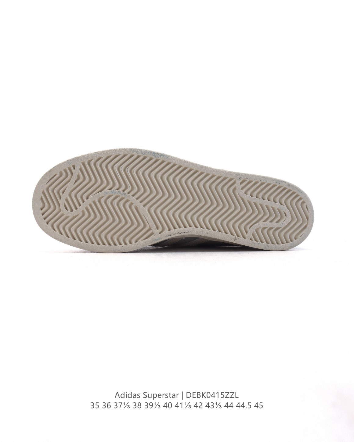💰180
阿迪达斯 ADIDAS SUPERSTAR 三叶草☘️经典贝壳头系列 新款休闲板鞋潮流男女士运动鞋。鞋面柔软皮革材质 标志性的贝壳鞋头,锯齿三条纹,简约的线条。就连版型和比例,都在向1982年的鞋款致敬。可谓“形神兼备”的复刻。无论在哪,无论去哪,你或许都需要这样一双既舒适又时尚的鞋。1970年问世于篮球场的adidas Superstar,集舒适与时尚于一身。这款经典鞋,缀低调图案,灵感源自公共交通地图。设计简约,旨在伴你出行。心动不如行动,系好鞋带,出发吧。
货号:HD2204
码数:35-45
编码:DEBK0415ZZL