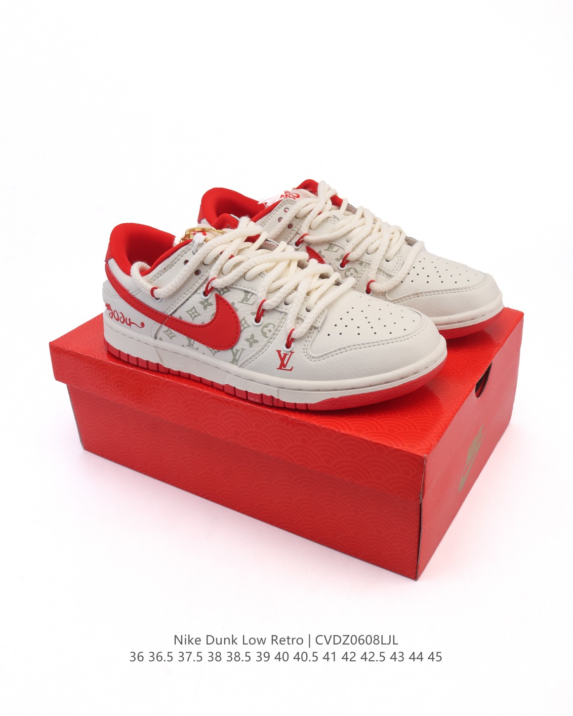 💰120
【特价🔥】耐克Nike Dunk Low 板鞋 SB系列经典百搭休闲运动板鞋 路易威登联名 解构绑带 双鞋带 2025年新款  蛇年限定。加厚鞋舌的填充，使舒适性大大提升，同时也更方便穿脱中底部分则加入了脚感柔软舒适ZoomAir气垫，有效吸收滑板等极限运动在落地时带来的冲击力，为街头运动者们提供更好的保护。

货号：XX9292
尺码：36 36.5 37.5 38 38.5 39 40 40.5 41 42 42.5 43 44 45
编码：CVDZ0608LJL