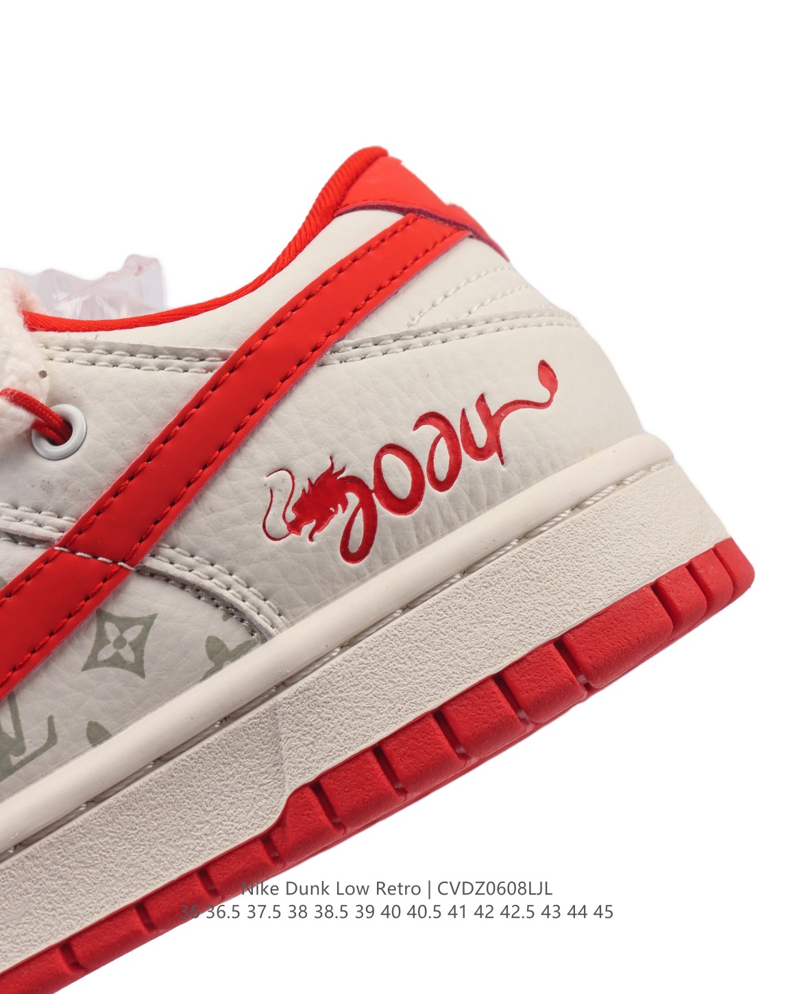 💰120
【特价🔥】耐克Nike Dunk Low 板鞋 SB系列经典百搭休闲运动板鞋 路易威登联名 解构绑带 双鞋带 2025年新款  蛇年限定。加厚鞋舌的填充，使舒适性大大提升，同时也更方便穿脱中底部分则加入了脚感柔软舒适ZoomAir气垫，有效吸收滑板等极限运动在落地时带来的冲击力，为街头运动者们提供更好的保护。

货号：XX9292
尺码：36 36.5 37.5 38 38.5 39 40 40.5 41 42 42.5 43 44 45
编码：CVDZ0608LJL