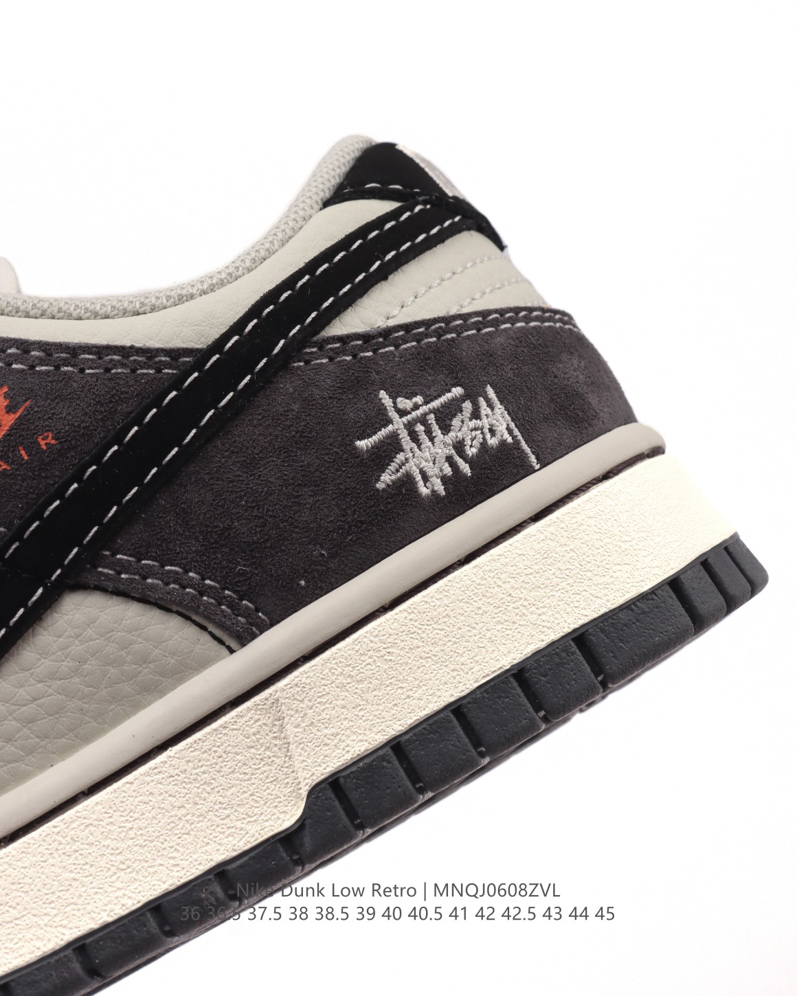 💰180
耐克 Nike Sb Dunk Low Pro 运动鞋复古板鞋 路易威登联名 潮滑板鞋。采用柔软皮革鞋面，经久耐穿，塑就如元年款 Dunk 般的复古质感。鞋头透气孔，搭配鞋口和鞋舌形状，忠实沿袭元年款经典外观。全掌型橡胶外底，造就非凡抓地力。Dunk 起初专为篮球运动打造，于 80 年代末成为滑板界新宠，现已跃升成为街头时尚标杆。加垫低帮鞋口结合耐穿外底，助你自信舞动。

货号：MM1089
码数：36-45含半码
编码：MNQJ0608ZVL