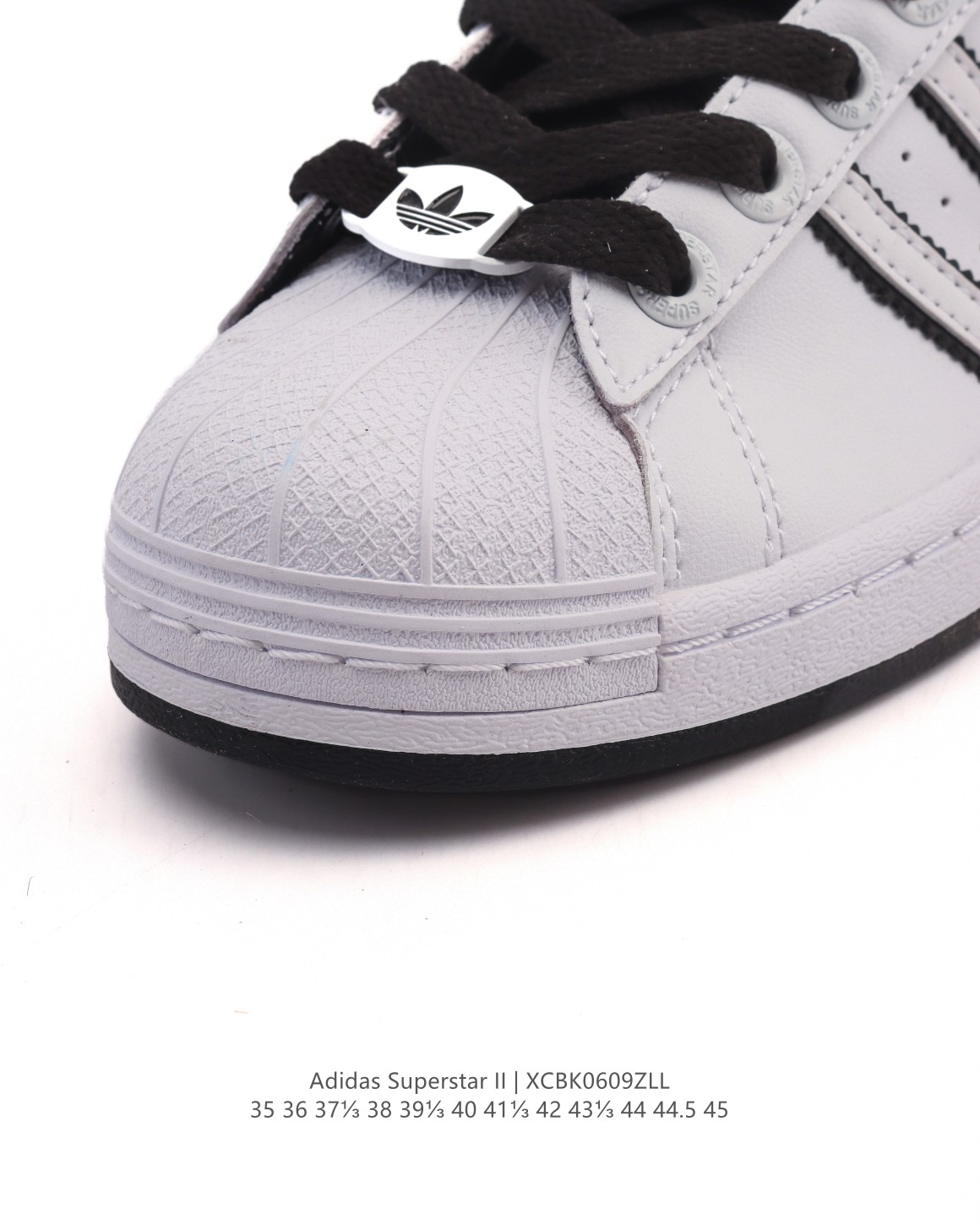 💰140
真标 阿迪达斯 ADIDAS SUPERSTAR 2025年新款鞋子 蛇年新款经典贝壳头系列 新款休闲板鞋潮流男女士运动鞋。鞋面柔软皮革拼接材质 标志性的贝壳鞋头，简约的线条。就连版型和比例，都在向1982年的鞋款致敬。可谓“形神兼备”的复刻。无论在哪，无论去哪，你或许都需要这样一双既舒适又时尚的鞋。1970年问世于篮球场的adidas Superstar，集舒适与时尚于一身。这款经典鞋，缀低调图案，灵感源自公共交通地图。设计简约，旨在伴你出行。心动不如行动，系好鞋带，出发吧。

货号：JI0318
码数：35-45
编码：XCBK0609ZLL