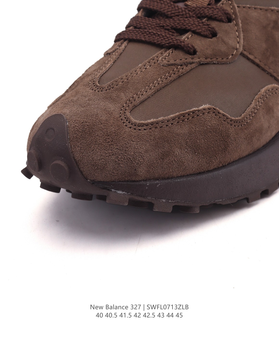 💰165
NB 新百伦 New Balance 327系列复古休闲运动慢跑鞋时尚男女运动鞋 以更纯粹的复古风格设计打造的全新造型 侧身还以解构设计，将 N 字标志以做旧压花样式呈现 样式别具新意。麂皮、冲孔皮革的塑造 则呈现出高级怀旧气质，也让鞋款在奢华时装风格与运动氛围之间达到了平衡。鞋身采用猪巴革麂皮织物等物料拼接构成 中底高弹PU材质及满丁防滑橡胶外底。

类型：男女鞋
货号：U327LZ
尺码：40 - 45含半码
编码：SWFL0713ZLB