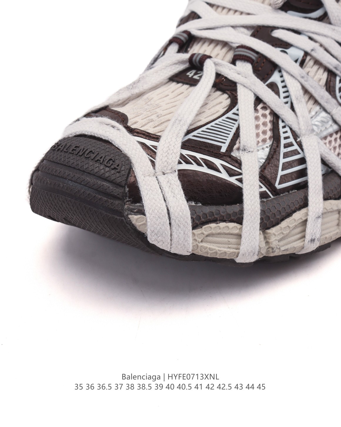 💰340
【公司级】巴黎世家 BALENCIAGA 3XL Sneakers 巴黎世家 十代网布系带低帮走秀复古老爹运动鞋 解构绑带 透气网纱 网面 材料和聚氨酯 磨损效果 鞋头边缘和后帮 Balenciaga 徽标 鞋面和后跟凸印尺码 鞋舌 3XL 橡胶品牌标识和反光细节 鞋帮拉袢和鞋舌拉祥 配反光细节 备用鞋带在鞋履前侧 可在穿着前取下 便于不同造型搭配 正常尺码。 

尺码：35-45含半码
编码：HYFE0713XNL