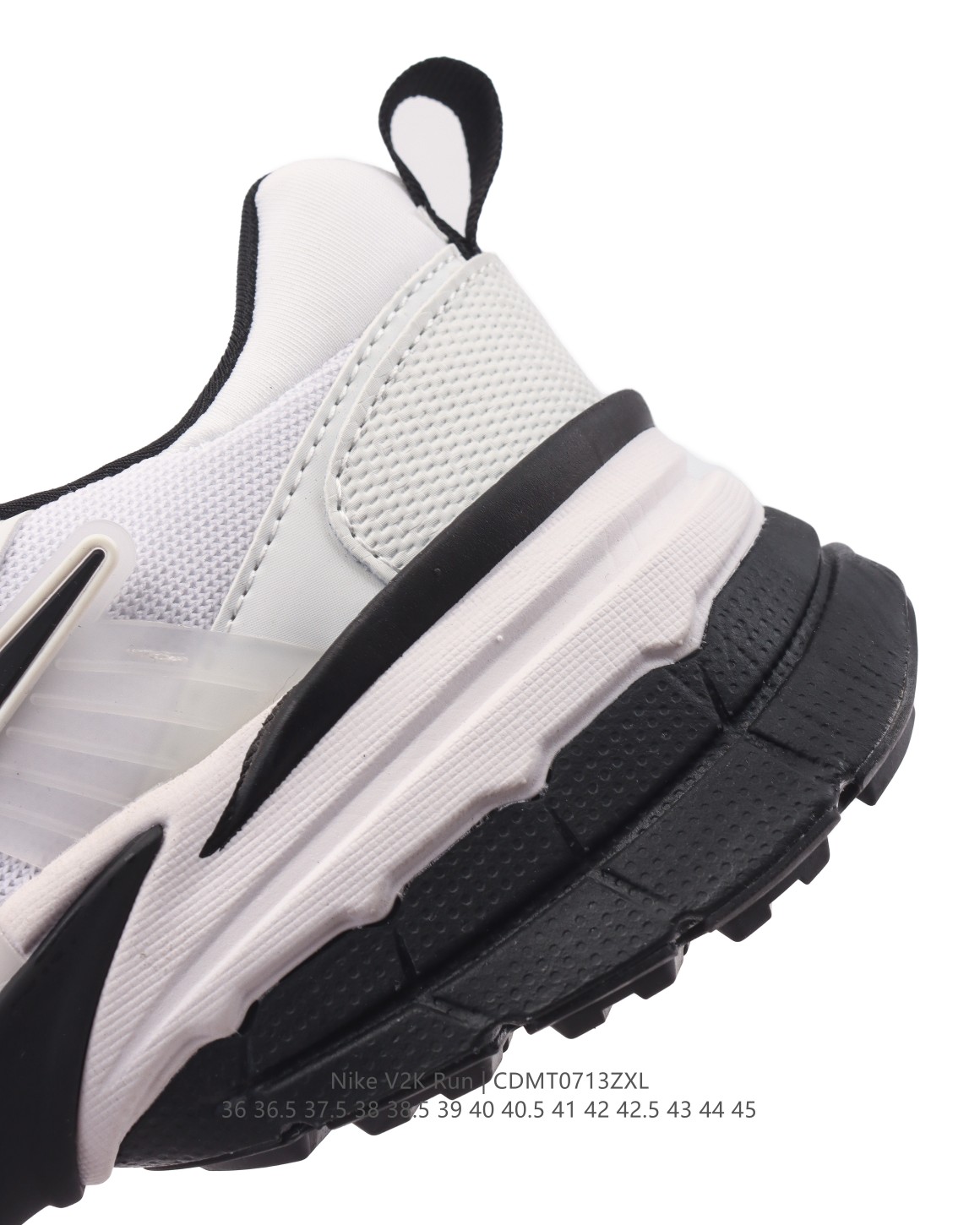 💰180
【公司级】Nike/耐克 V2K Run 减震防滑 复古低帮运动跑步鞋 超火复古跑鞋,采用太空革组合呼吸网眼布鞋面材质,搭载正确4层组合底模!!,嵌入TPU加固稳定模块,双层MD发泡缓震中底及防滑橡胶底片❗️最近在时尚圈又掀起了一阵流行复古风,比如 Vomero 5、Nike Initiator.... 等款式的鞋子可谓是火到不行,Nike这双完美平替 Balenciaga 3XL的Nike V2K Run Runtekk 也是许多潮人争相入手的鞋子之一。鞋款以山峰白为主色调,混搭富有光泽感的金属色元素,鞋身半透明塑料装饰,则借鉴自经典 Nike Vomero 5,营造出丰富层次感。此外,洋溢着复古美感的泡绵中底和厚实后跟设计,为你塑就舒适迈步体验,同时也为整体造型加分。
类型:男女鞋
货号:HJ4497
尺码:36-45含半码
编码:CDMT0713