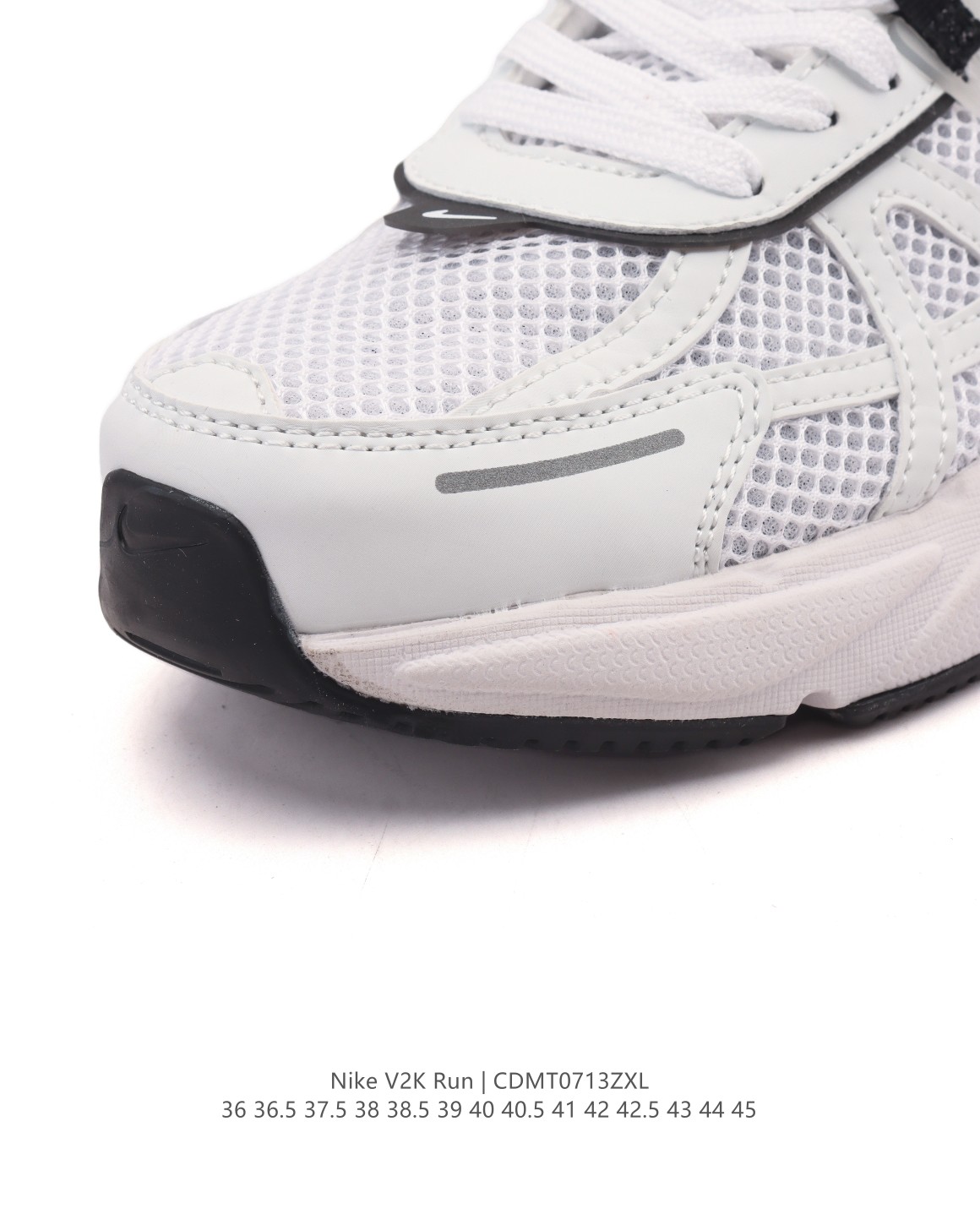 💰180
【公司级】Nike/耐克 V2K Run 减震防滑 复古低帮运动跑步鞋 超火复古跑鞋,采用太空革组合呼吸网眼布鞋面材质,搭载正确4层组合底模!!,嵌入TPU加固稳定模块,双层MD发泡缓震中底及防滑橡胶底片❗️最近在时尚圈又掀起了一阵流行复古风,比如 Vomero 5、Nike Initiator.... 等款式的鞋子可谓是火到不行,Nike这双完美平替 Balenciaga 3XL的Nike V2K Run Runtekk 也是许多潮人争相入手的鞋子之一。鞋款以山峰白为主色调,混搭富有光泽感的金属色元素,鞋身半透明塑料装饰,则借鉴自经典 Nike Vomero 5,营造出丰富层次感。此外,洋溢着复古美感的泡绵中底和厚实后跟设计,为你塑就舒适迈步体验,同时也为整体造型加分。
类型:男女鞋
货号:HJ4497
尺码:36-45含半码
编码:CDMT0713