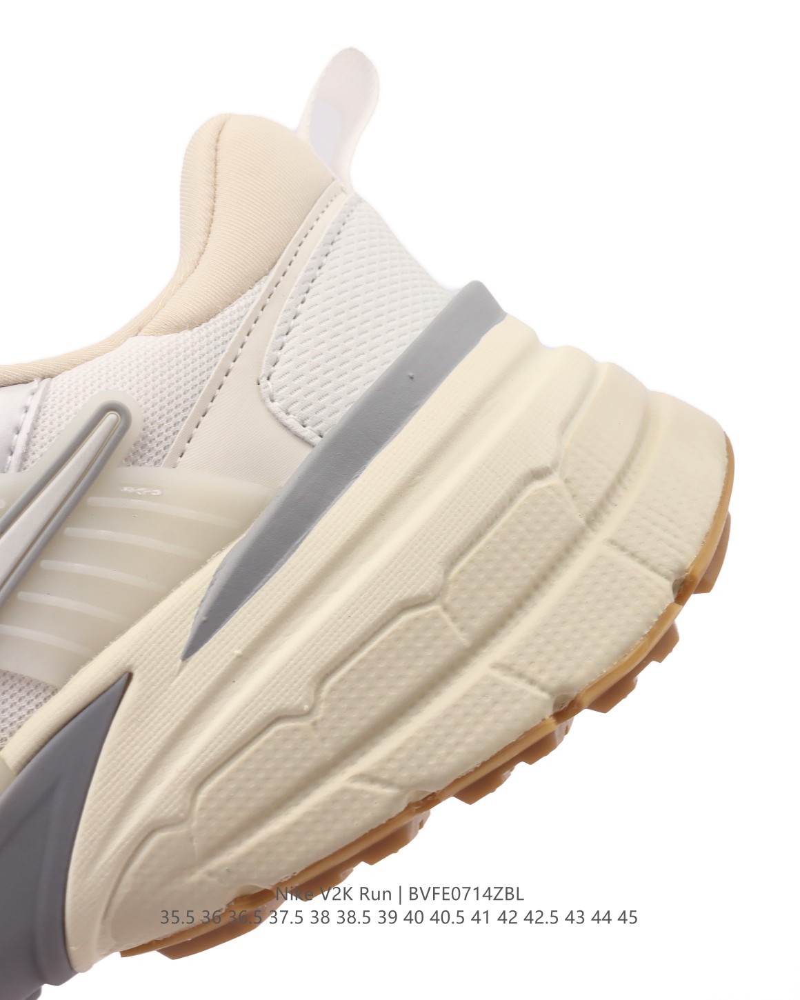 💰210
【纯原级】Nike/耐克 V2K Run 减震防滑 复古低帮运动跑步鞋 超火复古跑鞋,采用太空革组合呼吸网眼布鞋面材质,搭载正确4层组合底模!!,嵌入TPU加固稳定模块,双层MD发泡缓震中底及防滑橡胶底片❗️最近在时尚圈又掀起了一阵流行复古风,比如 Vomero 5、Nike Initiator.... 等款式的鞋子可谓是火到不行,Nike这双完美平替 Balenciaga 3XL的Nike V2K Run Runtekk 也是许多潮人争相入手的鞋子之一。鞋款以山峰白为主色调,混搭富有光泽感的金属色元素,鞋身半透明塑料装饰,则借鉴自经典 Nike Vomero 5,营造出丰富层次感。此外,洋溢着复古美感的泡绵中底和厚实后跟设计,为你塑就舒适迈步体验,同时也为整体造型加分。
类型:男女鞋
货号:HJ4497
尺码:35.5-45含半码
编码:BVFE0714ZBL