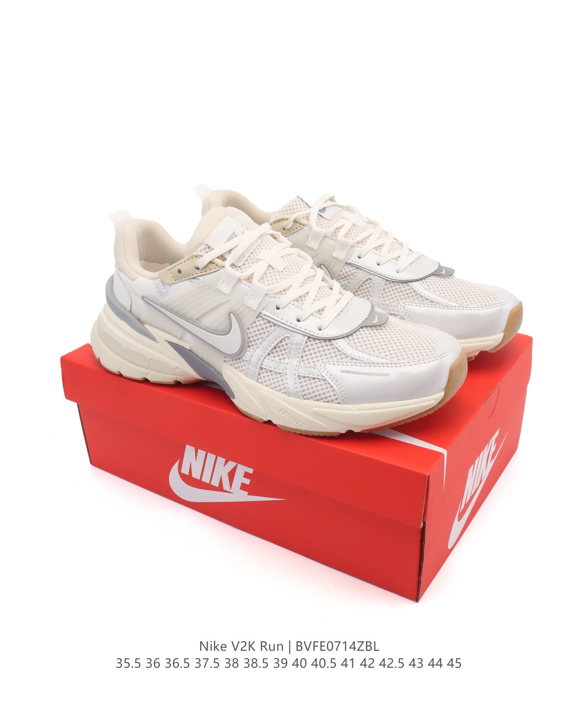 💰210
【纯原级】Nike/耐克 V2K Run 减震防滑 复古低帮运动跑步鞋 超火复古跑鞋,采用太空革组合呼吸网眼布鞋面材质,搭载正确4层组合底模!!,嵌入TPU加固稳定模块,双层MD发泡缓震中底及防滑橡胶底片❗️最近在时尚圈又掀起了一阵流行复古风,比如 Vomero 5、Nike Initiator.... 等款式的鞋子可谓是火到不行,Nike这双完美平替 Balenciaga 3XL的Nike V2K Run Runtekk 也是许多潮人争相入手的鞋子之一。鞋款以山峰白为主色调,混搭富有光泽感的金属色元素,鞋身半透明塑料装饰,则借鉴自经典 Nike Vomero 5,营造出丰富层次感。此外,洋溢着复古美感的泡绵中底和厚实后跟设计,为你塑就舒适迈步体验,同时也为整体造型加分。
类型:男女鞋
货号:HJ4497
尺码:35.5-45含半码
编码:BVFE0714ZBL