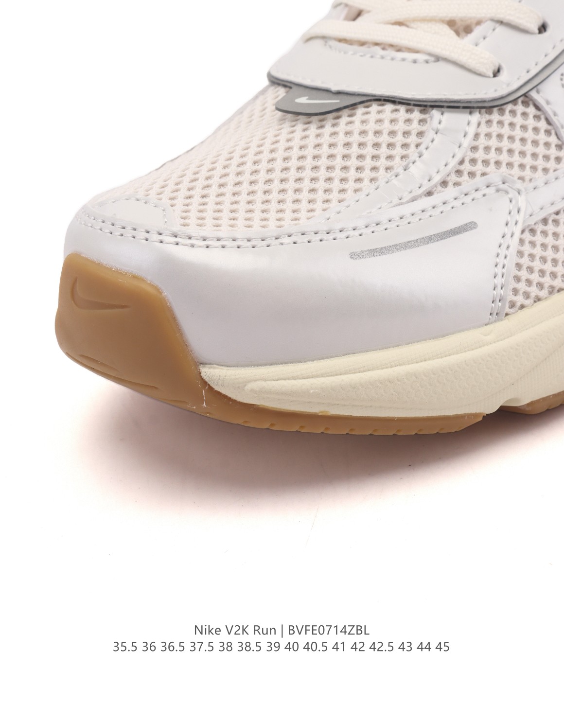 💰210
【纯原级】Nike/耐克 V2K Run 减震防滑 复古低帮运动跑步鞋 超火复古跑鞋,采用太空革组合呼吸网眼布鞋面材质,搭载正确4层组合底模!!,嵌入TPU加固稳定模块,双层MD发泡缓震中底及防滑橡胶底片❗️最近在时尚圈又掀起了一阵流行复古风,比如 Vomero 5、Nike Initiator.... 等款式的鞋子可谓是火到不行,Nike这双完美平替 Balenciaga 3XL的Nike V2K Run Runtekk 也是许多潮人争相入手的鞋子之一。鞋款以山峰白为主色调,混搭富有光泽感的金属色元素,鞋身半透明塑料装饰,则借鉴自经典 Nike Vomero 5,营造出丰富层次感。此外,洋溢着复古美感的泡绵中底和厚实后跟设计,为你塑就舒适迈步体验,同时也为整体造型加分。
类型:男女鞋
货号:HJ4497
尺码:35.5-45含半码
编码:BVFE0714ZBL