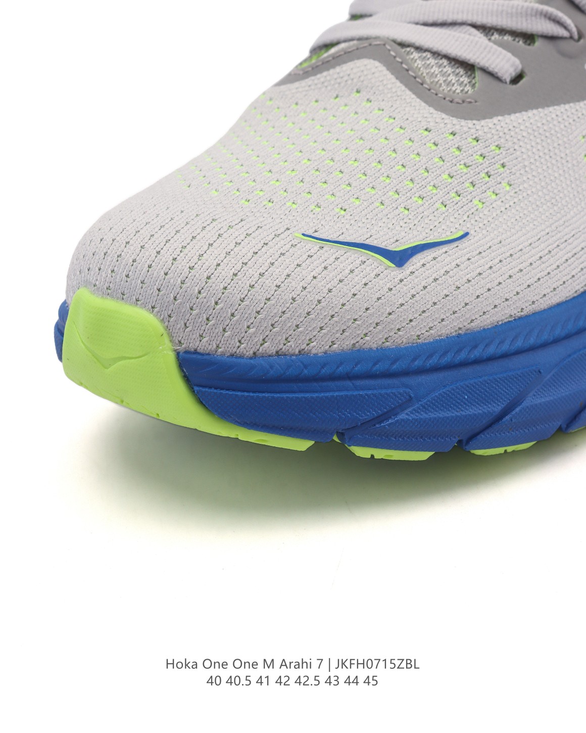 💰190
【新品🔥公司级】HOKA ONE ONE M 轻薄运动鞋 ARAHI 7 针织厚底老爹鞋 反光细节 鞋垫饰有标志 橡胶厚底 圆头 正面系带 衬垫设计 鞋底饰有logo 黑色/白色 侧面饰有logo印花 针织结构。全新设计的鞋面为 Arahi 7 此次升级的亮点，不管是在视觉方面还是穿着方面，都带来更加高级的感觉。 因为鞋面采用的是再生聚酯材质构成的针织网布，让鞋面具有绝佳的支撑性;透气孔洞的设计也让这双鞋的透气性大幅提升，再搭配厚实填充的鞋舌，轻松体验到舒适的包覆感。在鞋带系统方面，总共有八组鞋带孔及鞋舌固定环，让跑者自行灵活运用，鞋舌两侧也有弹力带连接至鞋身中底，帮助鞋舌不会乱跑，也让双脚被安全地锁定在鞋内。鞋后跟的延伸设计，支撑着足部阿里基斯腱，前掌和后跟轻微翘起的弧形结构，HOKA的Arahi 7以其宽楦版本和多样的配色，真正做到了满足不同消费者的需求。无论是专业的跑步者还是日常的休闲穿搭，这款鞋都能为你提供最佳的舒适度和适配性。

尺码:  40-45含半码
编码:  JKFH0715ZBL