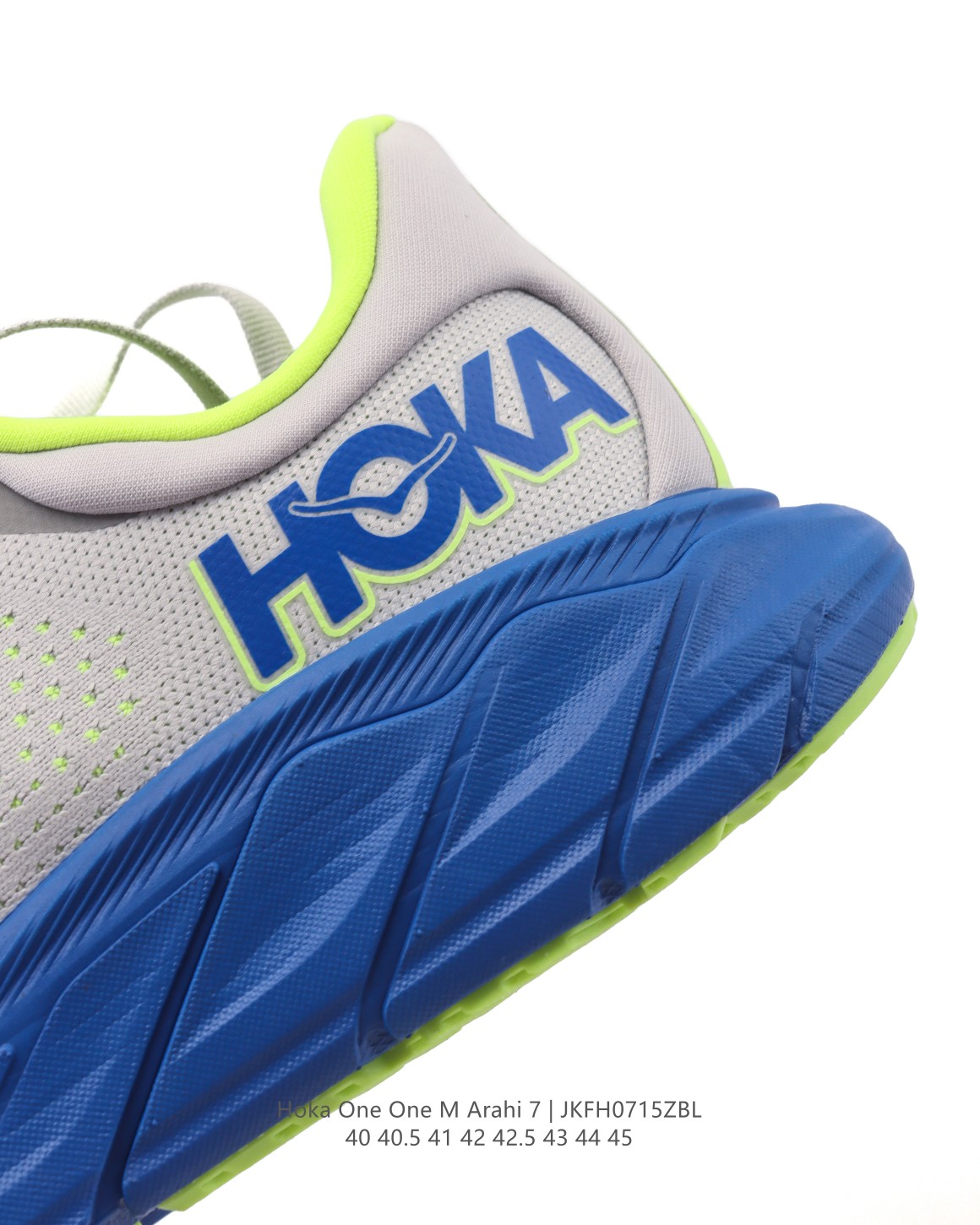 💰190
【新品🔥公司级】HOKA ONE ONE M 轻薄运动鞋 ARAHI 7 针织厚底老爹鞋 反光细节 鞋垫饰有标志 橡胶厚底 圆头 正面系带 衬垫设计 鞋底饰有logo 黑色/白色 侧面饰有logo印花 针织结构。全新设计的鞋面为 Arahi 7 此次升级的亮点，不管是在视觉方面还是穿着方面，都带来更加高级的感觉。 因为鞋面采用的是再生聚酯材质构成的针织网布，让鞋面具有绝佳的支撑性;透气孔洞的设计也让这双鞋的透气性大幅提升，再搭配厚实填充的鞋舌，轻松体验到舒适的包覆感。在鞋带系统方面，总共有八组鞋带孔及鞋舌固定环，让跑者自行灵活运用，鞋舌两侧也有弹力带连接至鞋身中底，帮助鞋舌不会乱跑，也让双脚被安全地锁定在鞋内。鞋后跟的延伸设计，支撑着足部阿里基斯腱，前掌和后跟轻微翘起的弧形结构，HOKA的Arahi 7以其宽楦版本和多样的配色，真正做到了满足不同消费者的需求。无论是专业的跑步者还是日常的休闲穿搭，这款鞋都能为你提供最佳的舒适度和适配性。

尺码:  40-45含半码
编码:  JKFH0715ZBL