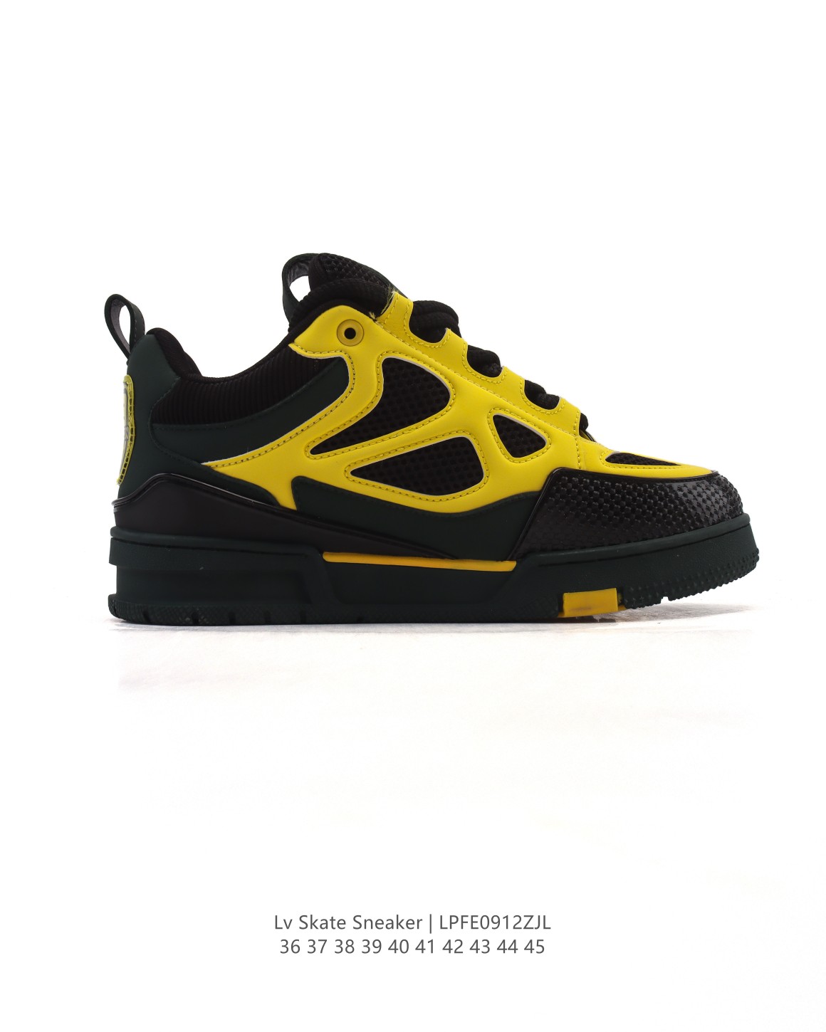 🛒购物价：270💰公司级正确版本✅官方旗舰店同步品质. LV Skate Sneaker 路易威登 2025年新款运动板鞋 蛇年限定 春夏秀场初次亮相，此次以粒面牛皮革焕新呈现。加垫鞋领和鞋舌援引滑板鞋设计，科技鞋带和橡胶外底完善整体。粒面牛皮革网面拼接鞋面，橡胶外底，鞋舌和鞋底 后部饰有 LV 标识。

尺码：36-45
编码：LPFE0912ZJL