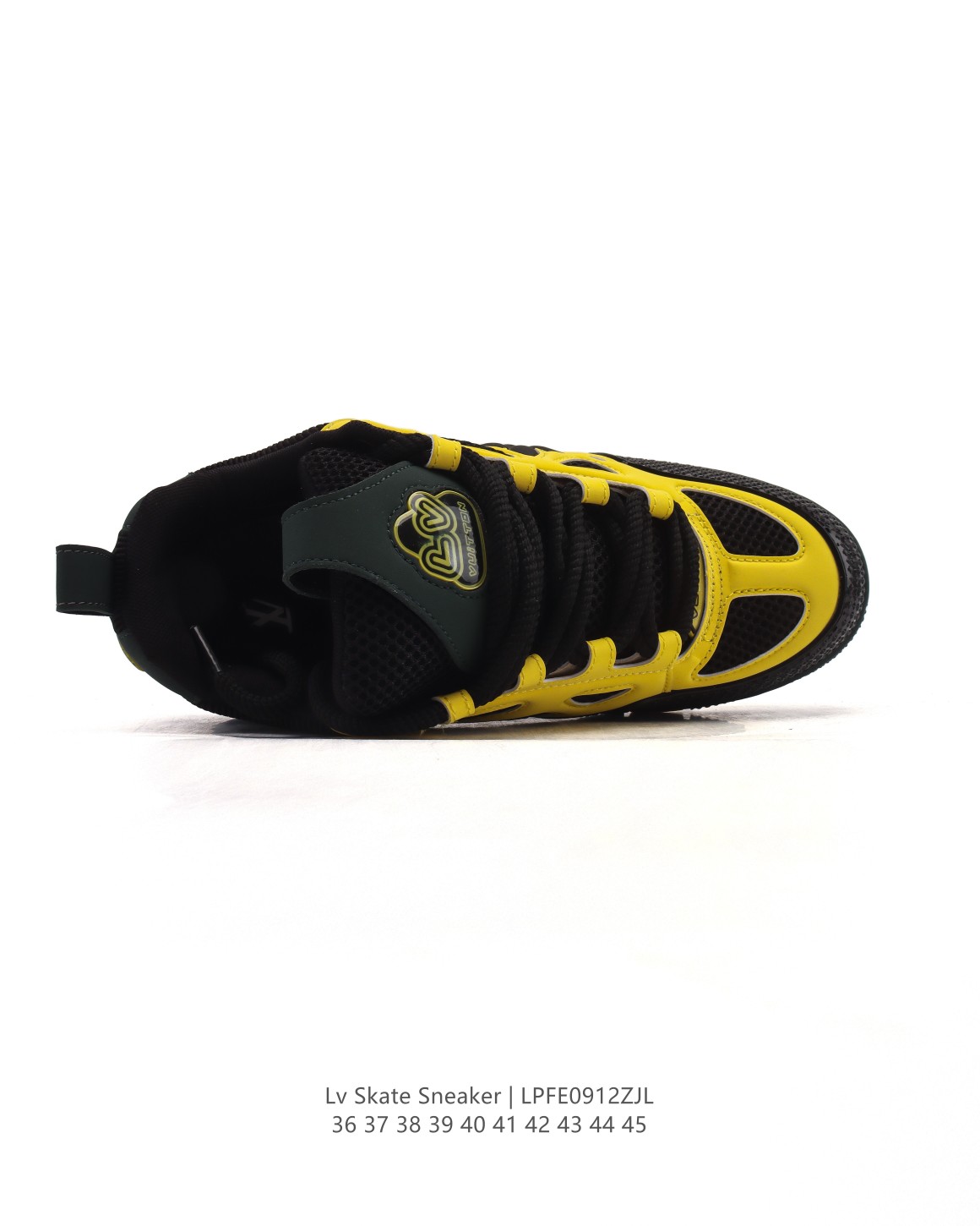🛒购物价：270💰公司级正确版本✅官方旗舰店同步品质. LV Skate Sneaker 路易威登 2025年新款运动板鞋 蛇年限定 春夏秀场初次亮相，此次以粒面牛皮革焕新呈现。加垫鞋领和鞋舌援引滑板鞋设计，科技鞋带和橡胶外底完善整体。粒面牛皮革网面拼接鞋面，橡胶外底，鞋舌和鞋底 后部饰有 LV 标识。

尺码：36-45
编码：LPFE0912ZJL