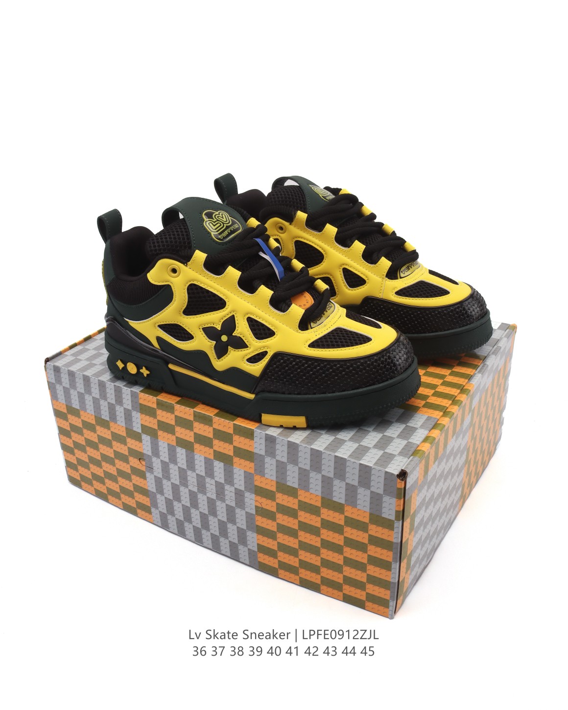🛒购物价：270💰公司级正确版本✅官方旗舰店同步品质. LV Skate Sneaker 路易威登 2025年新款运动板鞋 蛇年限定 春夏秀场初次亮相，此次以粒面牛皮革焕新呈现。加垫鞋领和鞋舌援引滑板鞋设计，科技鞋带和橡胶外底完善整体。粒面牛皮革网面拼接鞋面，橡胶外底，鞋舌和鞋底 后部饰有 LV 标识。

尺码：36-45
编码：LPFE0912ZJL