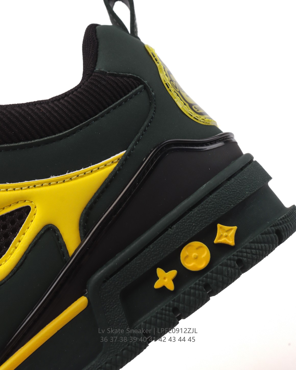 🛒购物价：270💰公司级正确版本✅官方旗舰店同步品质. LV Skate Sneaker 路易威登 2025年新款运动板鞋 蛇年限定 春夏秀场初次亮相，此次以粒面牛皮革焕新呈现。加垫鞋领和鞋舌援引滑板鞋设计，科技鞋带和橡胶外底完善整体。粒面牛皮革网面拼接鞋面，橡胶外底，鞋舌和鞋底 后部饰有 LV 标识。

尺码：36-45
编码：LPFE0912ZJL