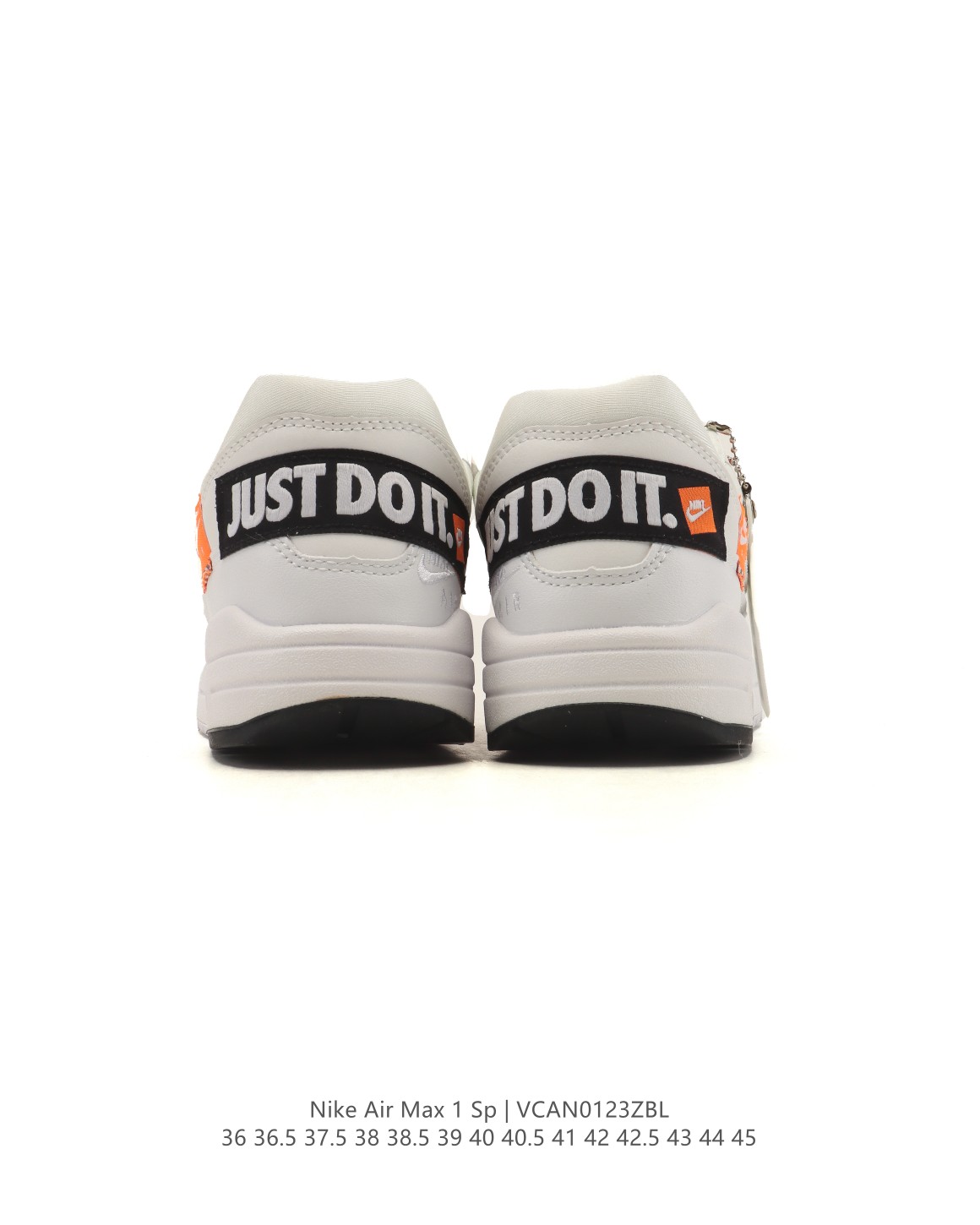 💰150
【真标】耐克 Nike Air Max 1 男女子运动鞋气垫缓震慢跑鞋 从法国建筑中汲取设计灵感，兼具运动风范和时尚格调，是此系列起初搭载 Air 的鞋款。疾速外观、经典缓震配置和经典波浪形挡泥片，令这款运动鞋自 1987 年以来一直占据先锋地位。 沿袭 80 年代经典复古设计，提升耐穿性，适合都市生活日常穿着 可视 Max Air 缓震配置起初专为提升跑步表现而设计，缔造经典风格，带来出色缓震体验 附赠额外鞋带，助你随心混搭，打造个性造型 加垫低帮鞋口，造型利落，舒适非凡 波浪形挡泥片和复古胶囊形状 Air 窗口，塑就你挚爱的经典外观 橡胶外底，增强抓地力与耐穿性 。

类型：男女鞋
货号：FB5059-100
码数：36 36.5 37.5 38 38.5 39 40 40.5 41 42 42.5 43 44 45
编码：VCAN0123ZBL